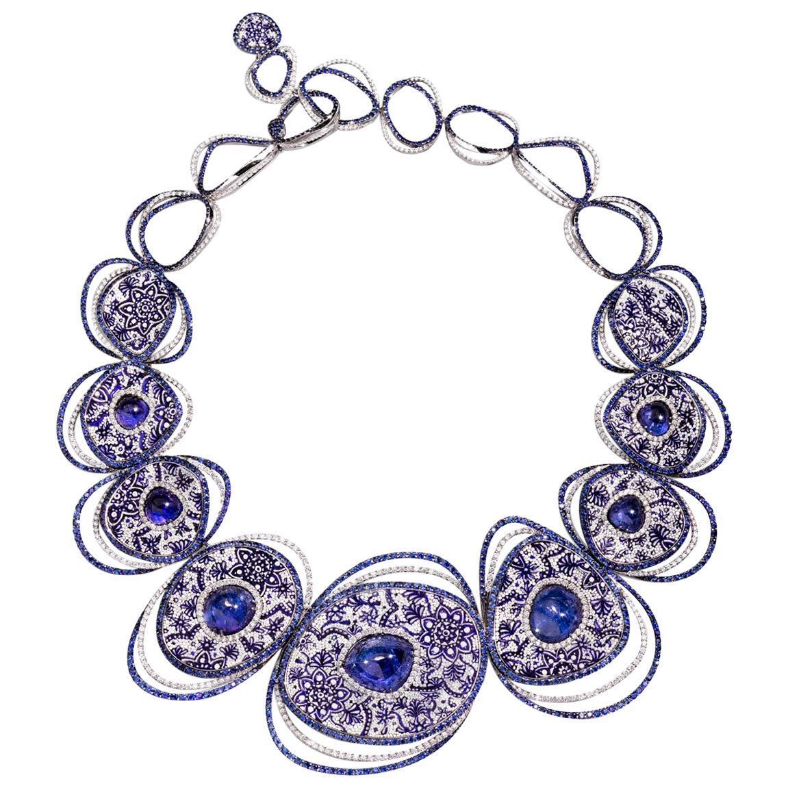 Collier en or blanc, diamants blancs, saphirs, tanzanite et micro-mosaïque décorée à la main