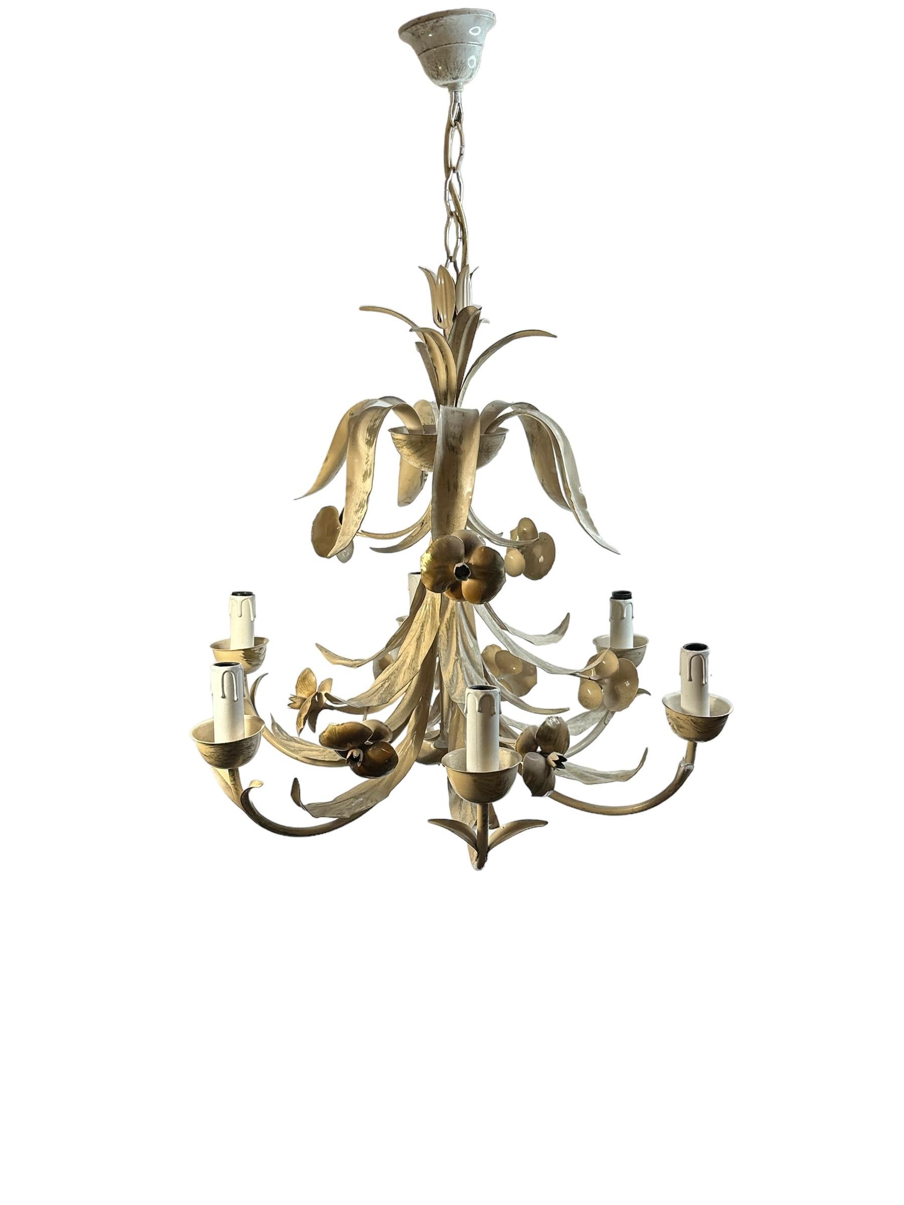 Petite Florentine style six-light chandelier. Functions as is with six E14 / 110 volt light bulbs. Can take up to 40 watts each bulb. Beautiful colored metal chandelier.
It gives the room a beautiful warm light and shows the French country or