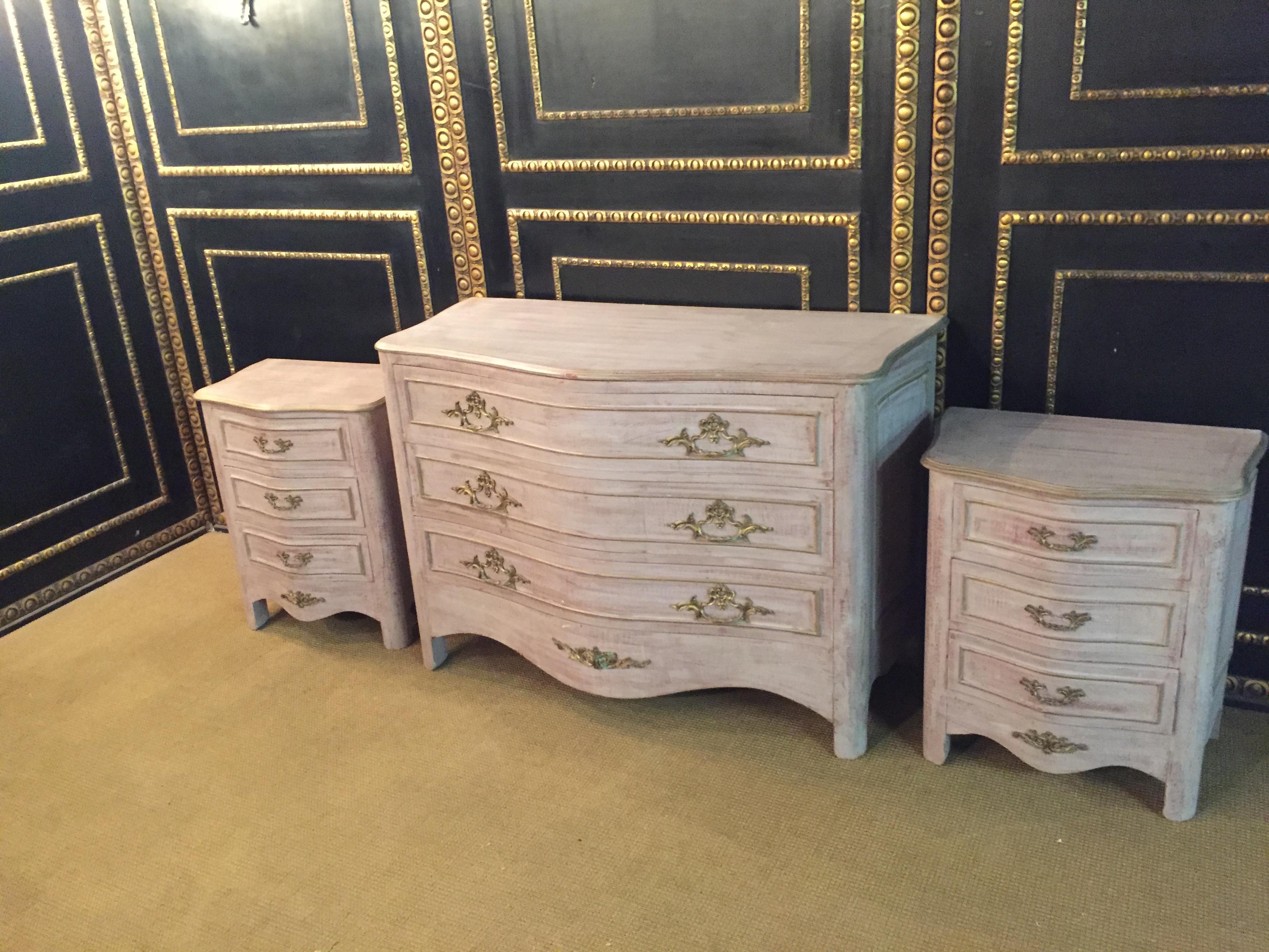 Big chest of drawers and 2 small ones.
Solid beechwood in a very appealing gray, antique version. Scalloped frame on sloping legs. In the properly curved front there are three drawers. The side walls contain profiled fillings. Slightly protruding,