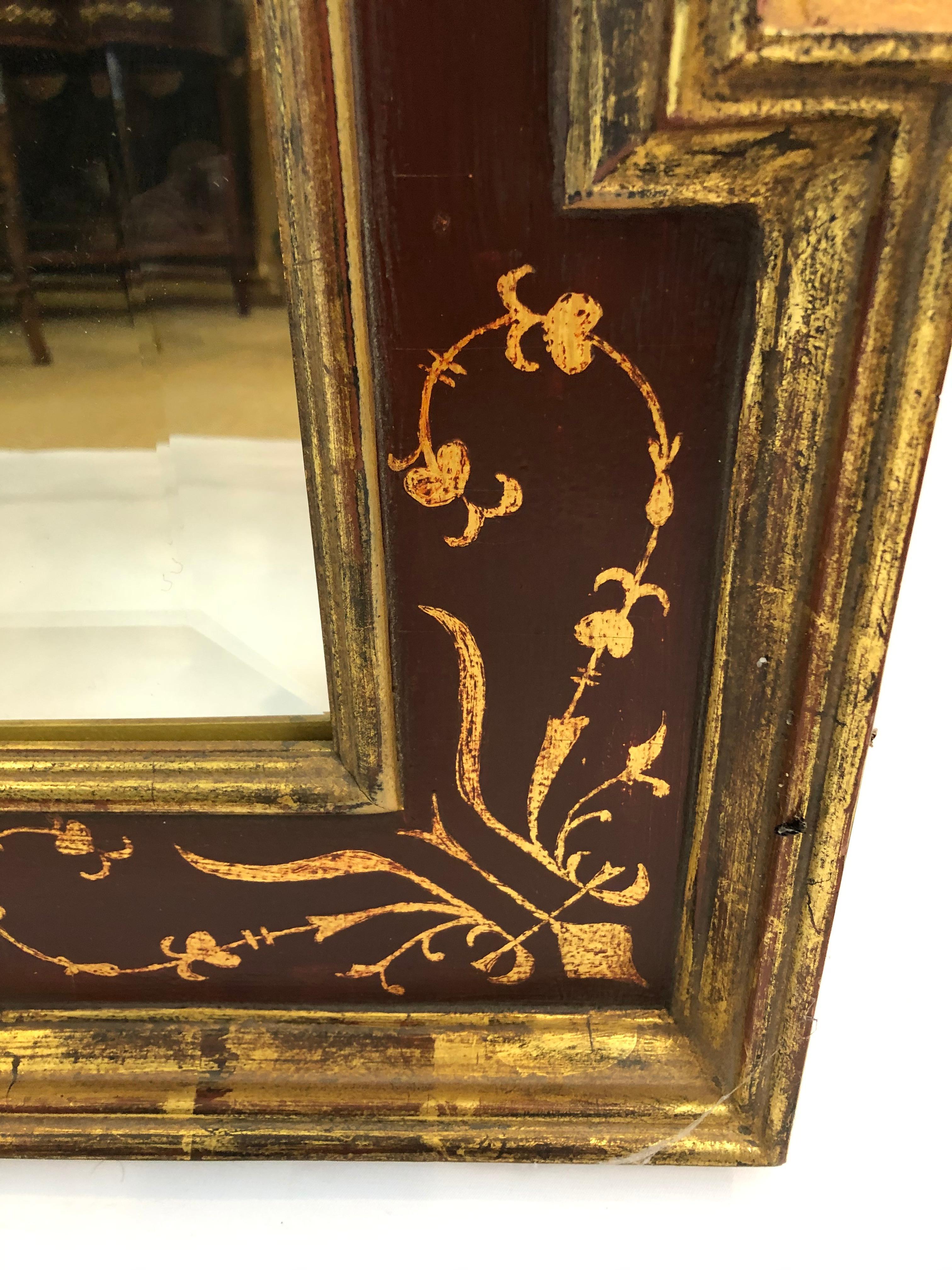 Nord-américain Magnifique miroir de style vénitien peint et doré couleur canneberge en vente