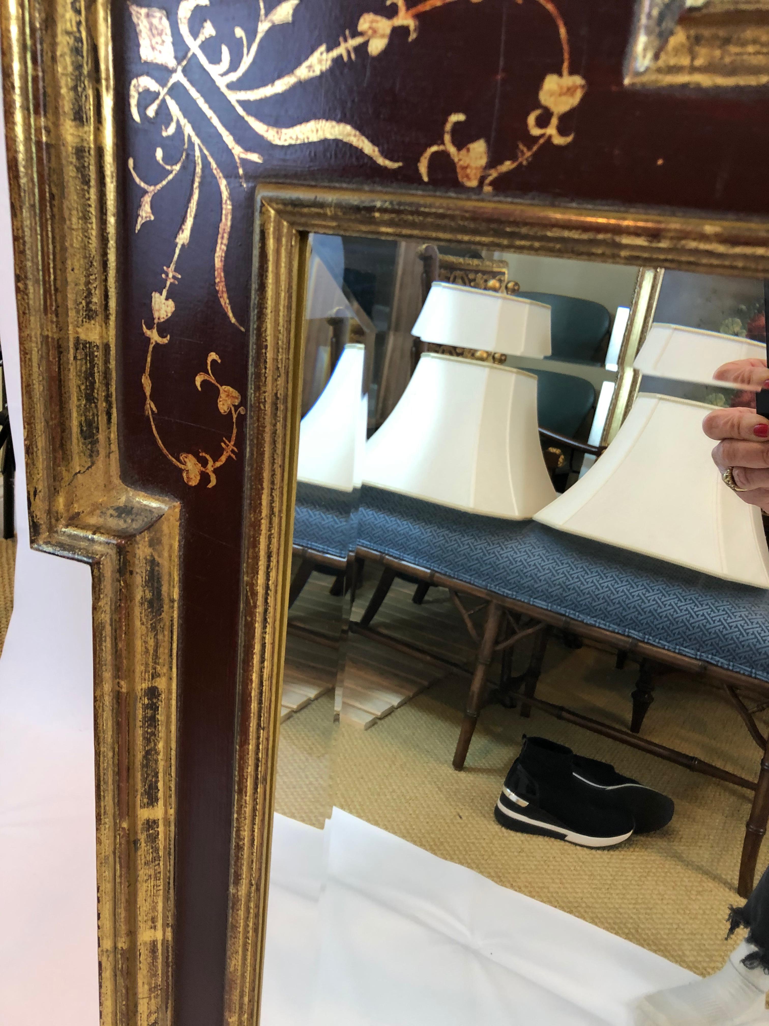 Magnifique miroir de style vénitien peint et doré couleur canneberge Bon état - En vente à Hopewell, NJ