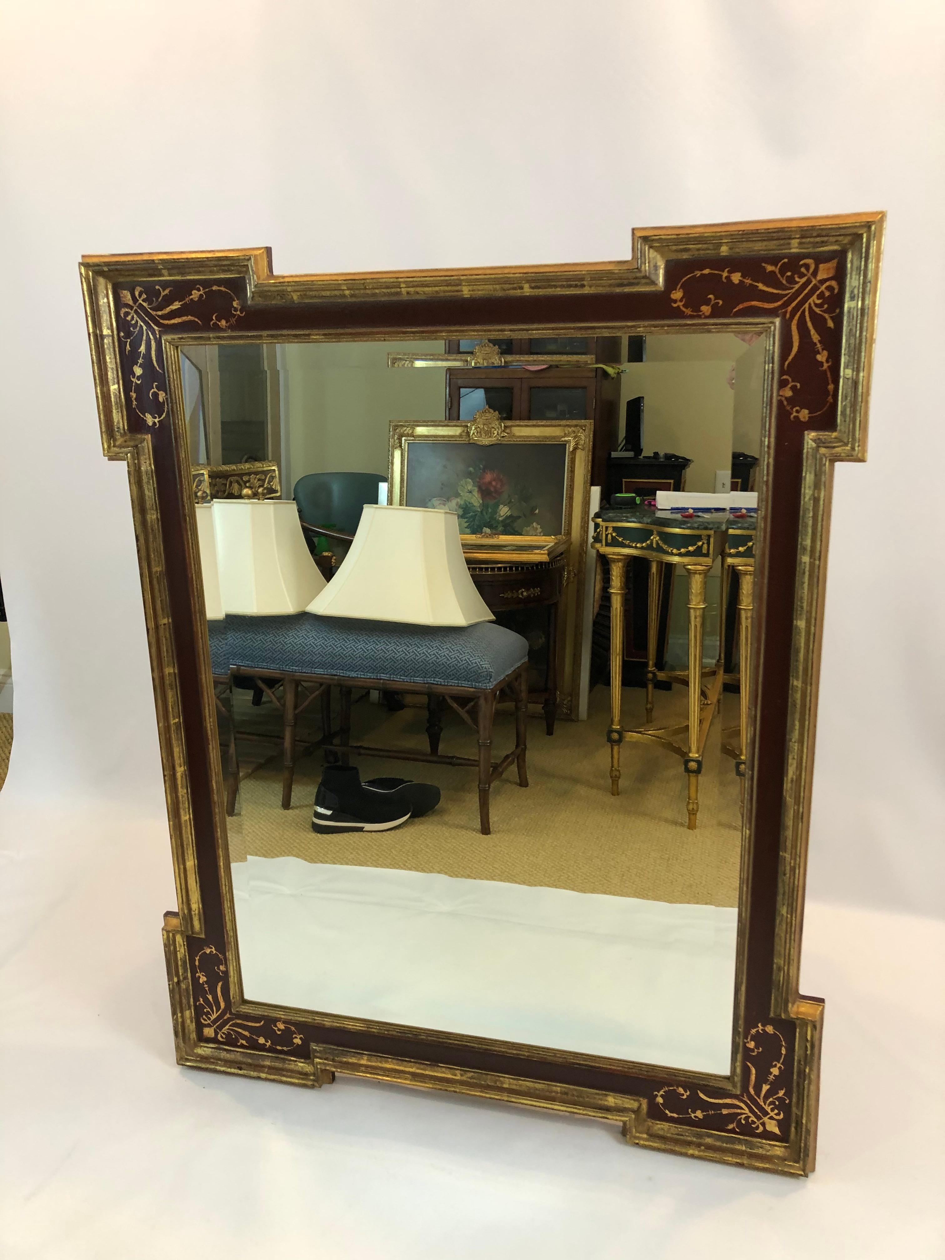 Magnifique miroir de style vénitien peint et doré couleur canneberge en vente 1