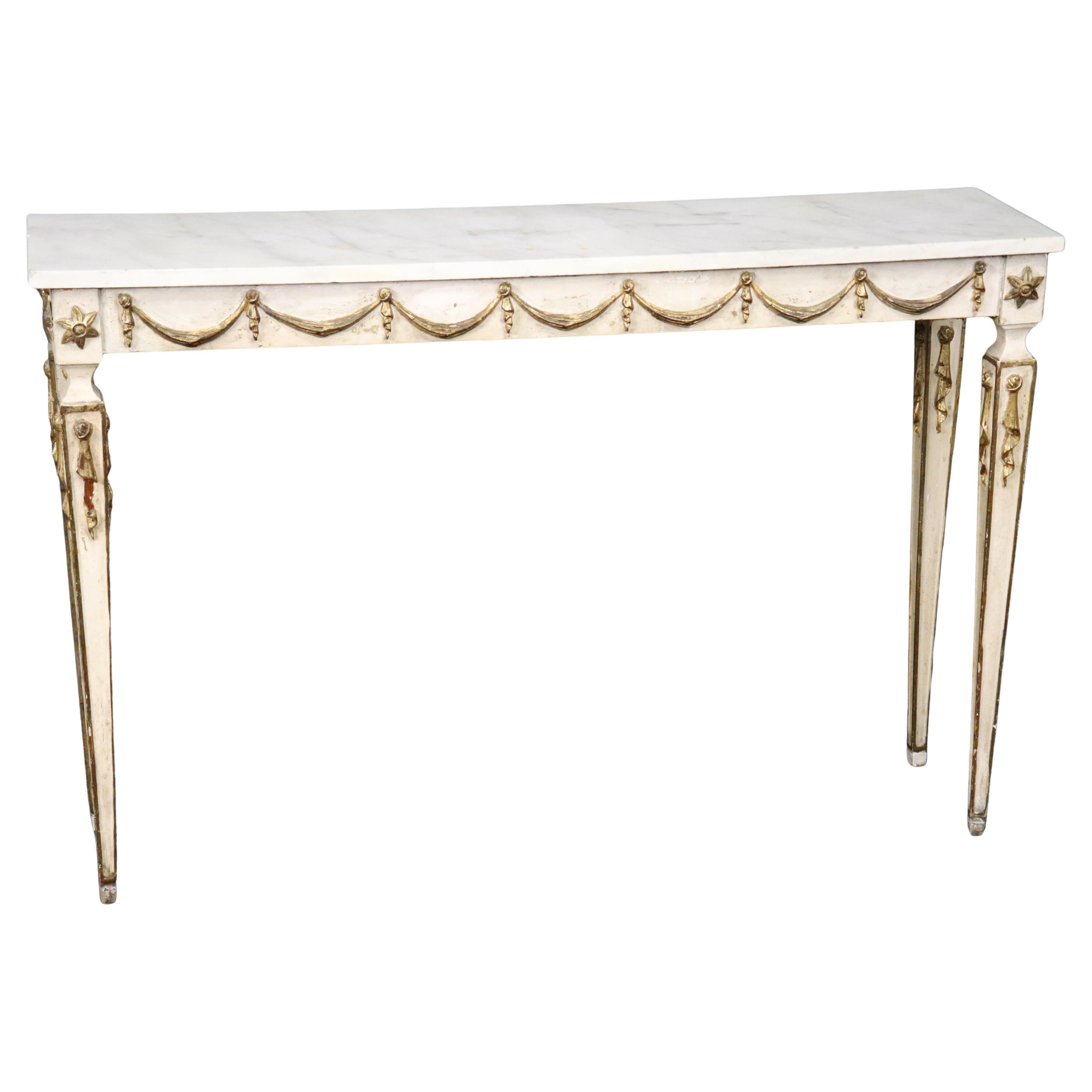 Bellissimo tavolo da console neoclassico italiano con piano in marmo dorato e dipinto a crema