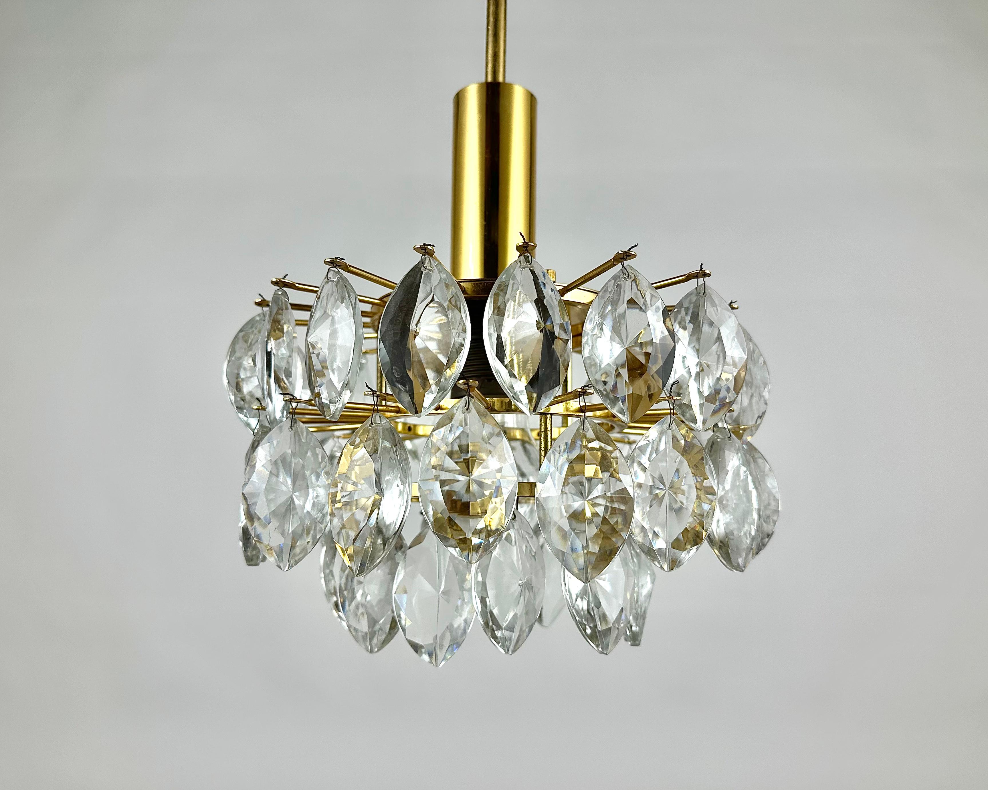 Beautiful Crystal Brass Chandelier Germany 1960s Vintage Pendant Lighting In Excellent Condition For Sale In Bastogne, BE