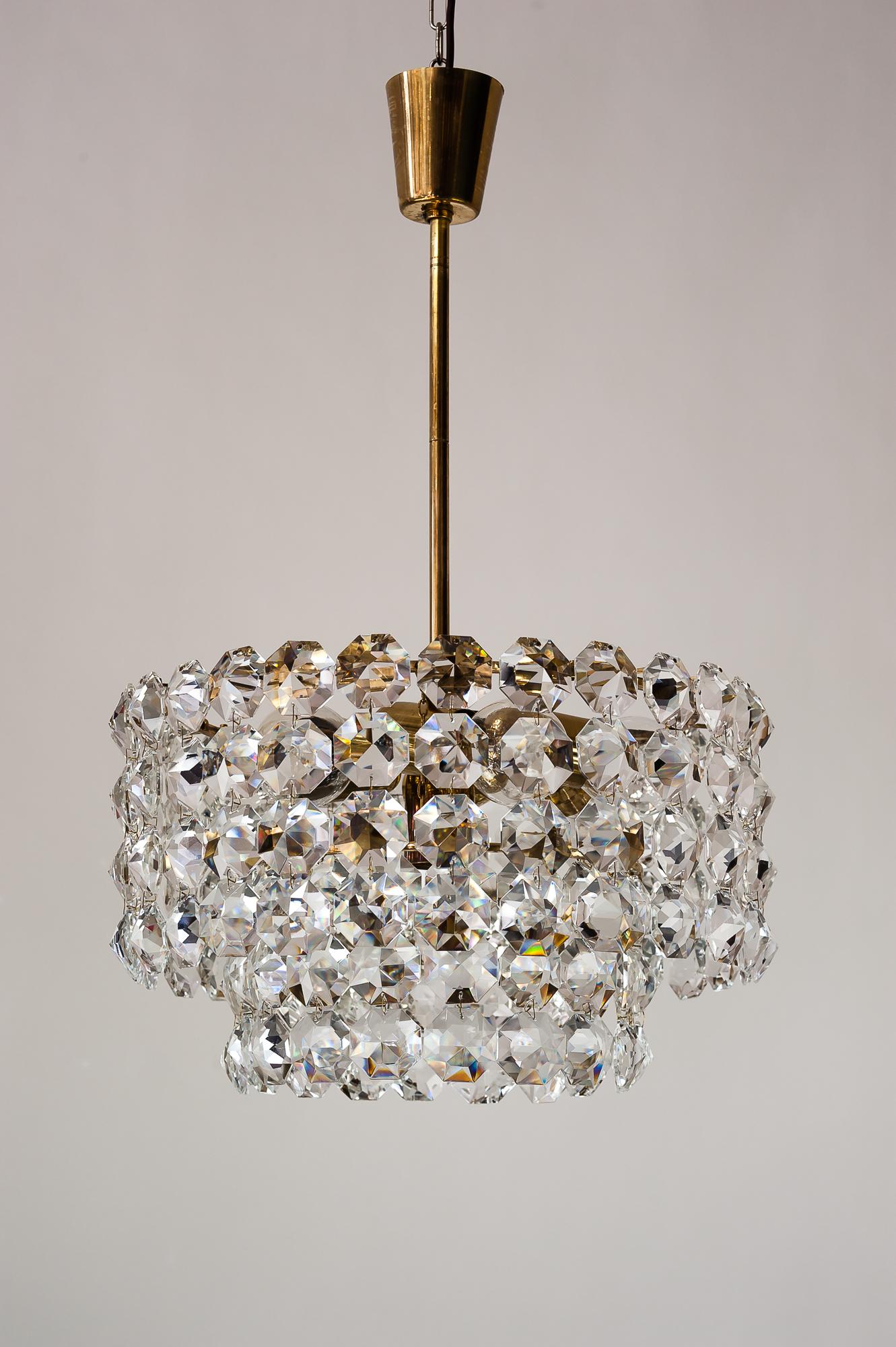 Beautiful crystal chandelier by Bakalowits & Sons, Vienna, 1960s.
Excellent original condition.
Picture 12 the chandelier has 7 Bulbs (one in the middle hanging down).