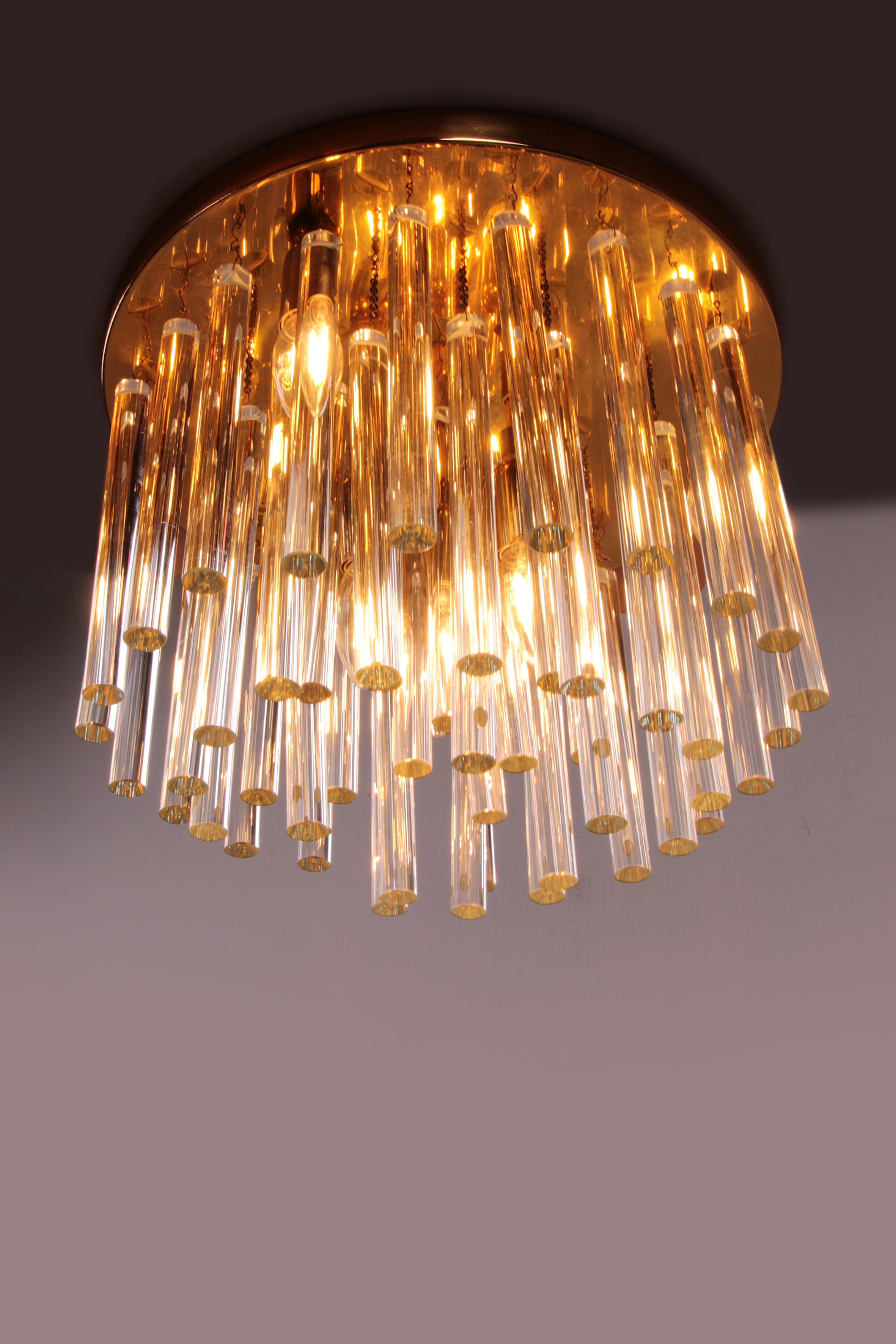 Bellissimo lampadario o lampada da soffitto in cristallo 1960, Germania
Questa bellissima lampada da soffitto ha 53 aste di vetro, alcune su una catena e altre su un gancio. La piastra è in ottone e presenta segni di usura, ma non si nota quando la