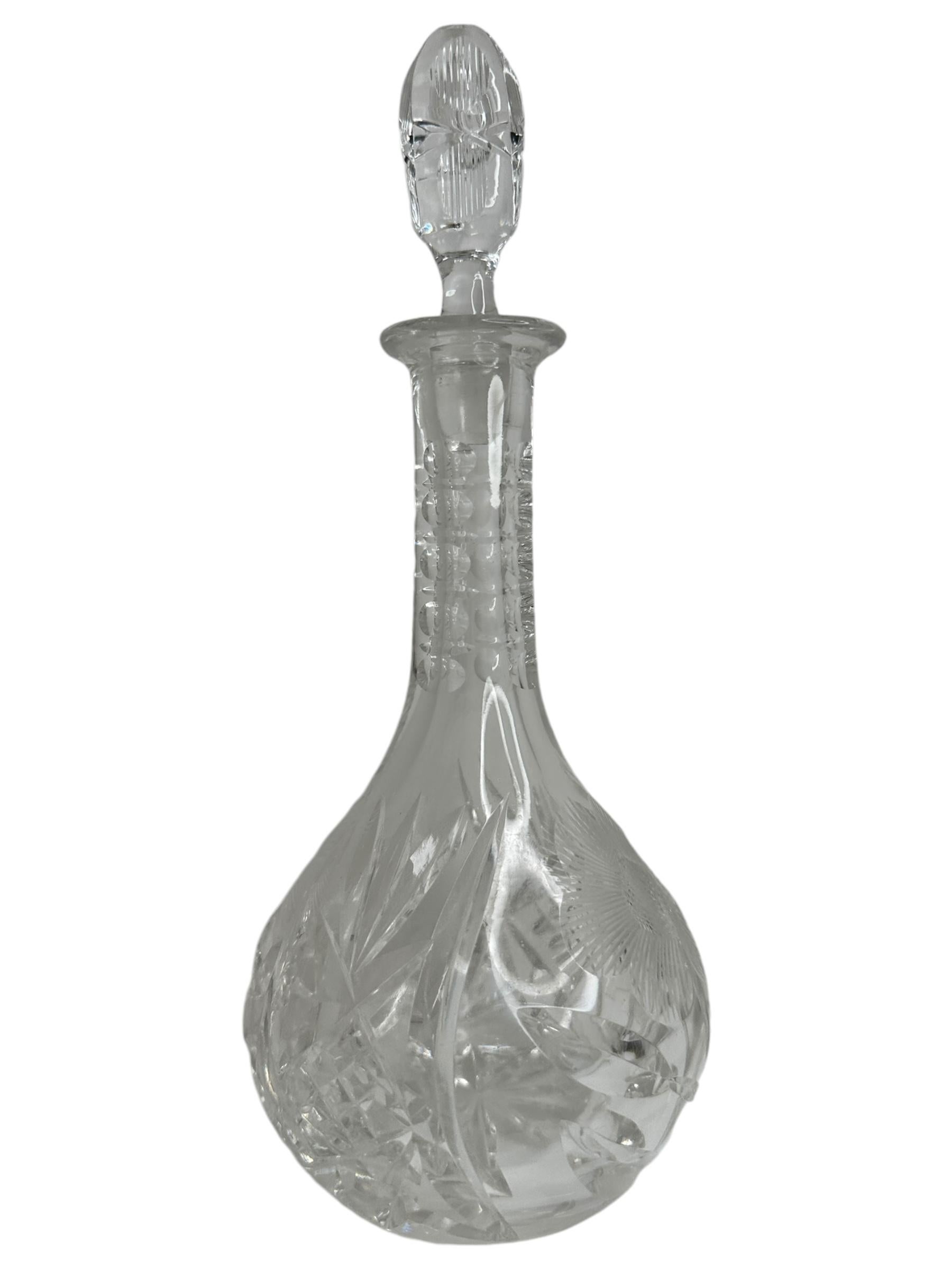 Étonnante grande carafe en cristal avec bouchon, datant du milieu du siècle dernier. La carafe est de grande qualité et présente un design exquis et élégant. Il est fabriqué à la main en cristal épais (soufflé à la bouche et poli à la main). Trouvé