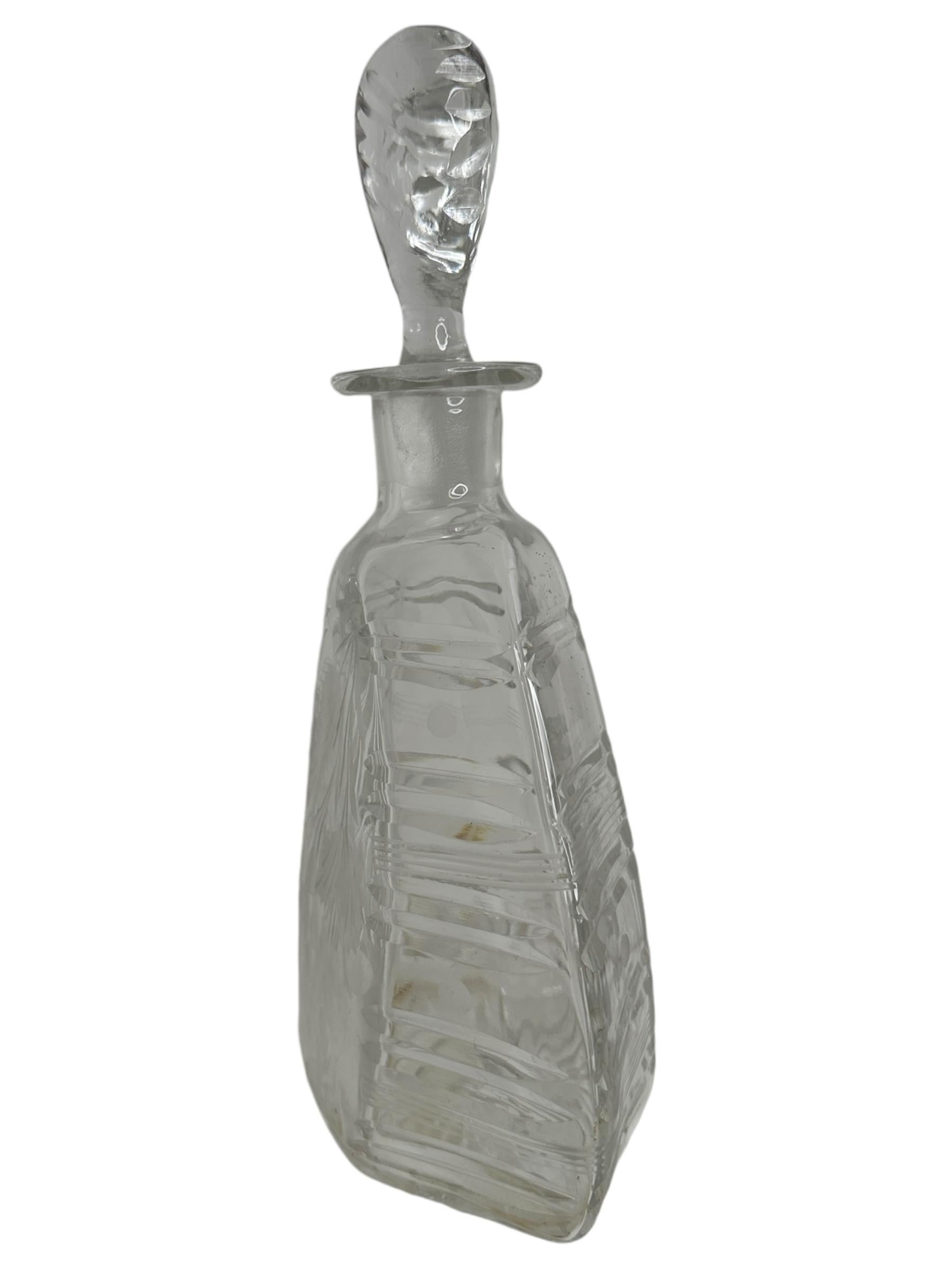 Étonnante grande carafe en cristal avec bouchon, datant du milieu du siècle dernier. La carafe est de grande qualité et présente un design exquis et élégant. Il est fabriqué à la main en cristal épais (soufflé à la bouche et poli à la main). Trouvé