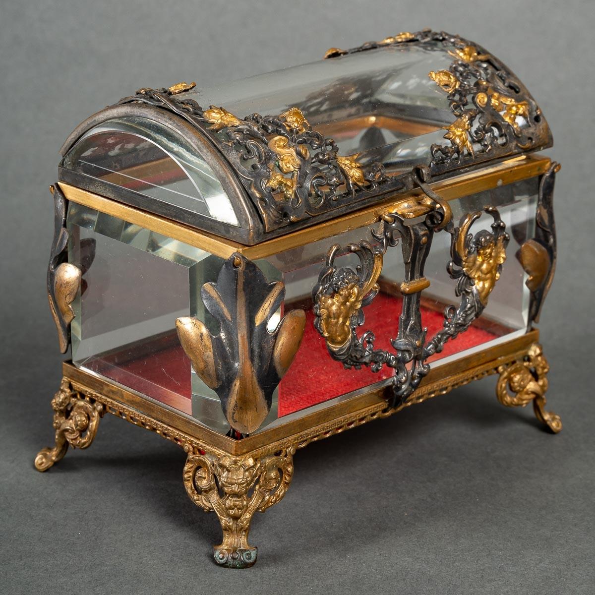 Magnifique boîte à bijoux en cristal, montée en argent et bronze doré.

Boîte à bijoux en cristal, montée en bronze doré et en argent, époque Napoléon III, XIXe siècle.

Dimensions : H : 11,5cm, L : 12cm, P : 9cm : H : 11,5cm, L : 12cm, P : 9cm