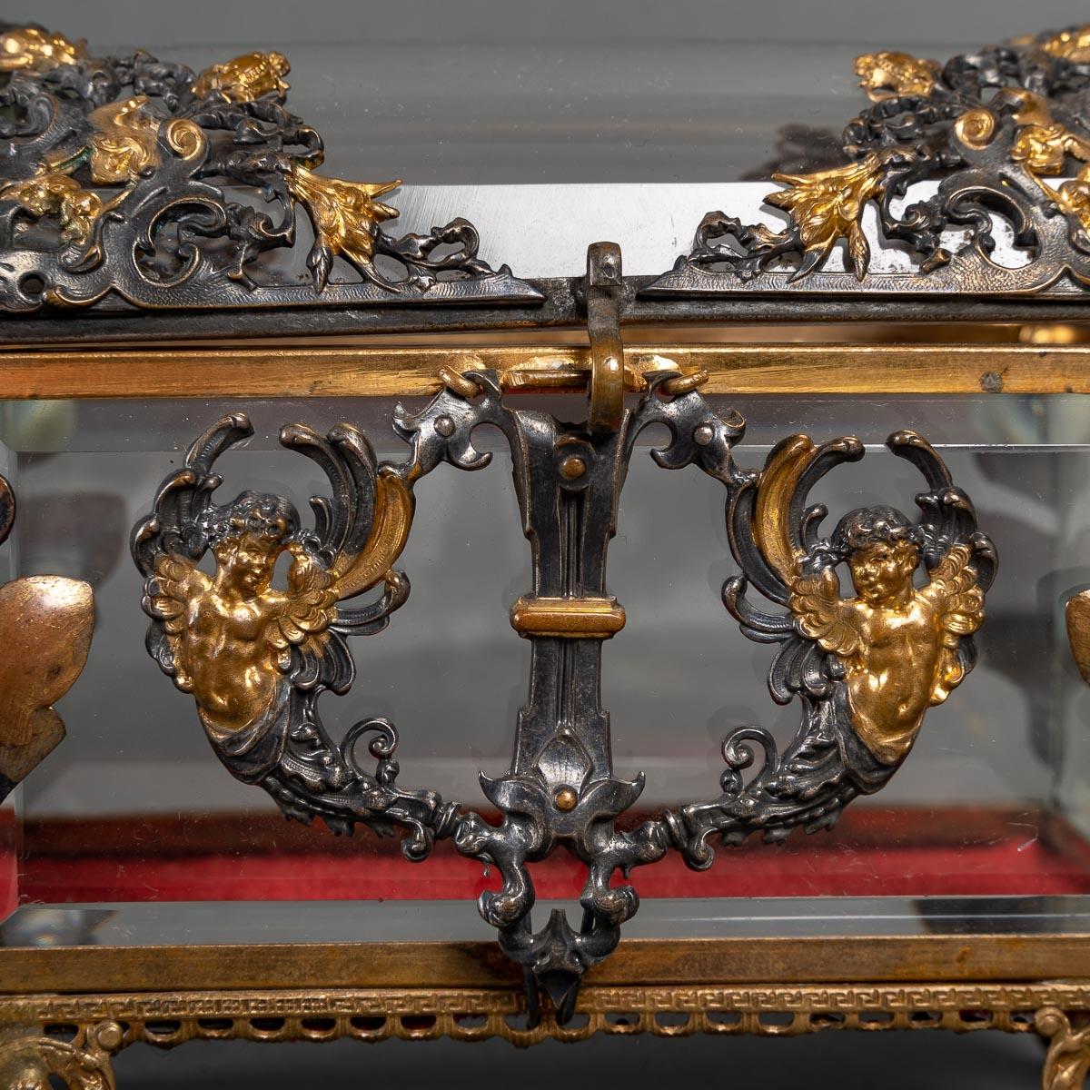 Napoléon III Magnifique boîte à bijoux en cristal, montée en argent et bronze doré. en vente