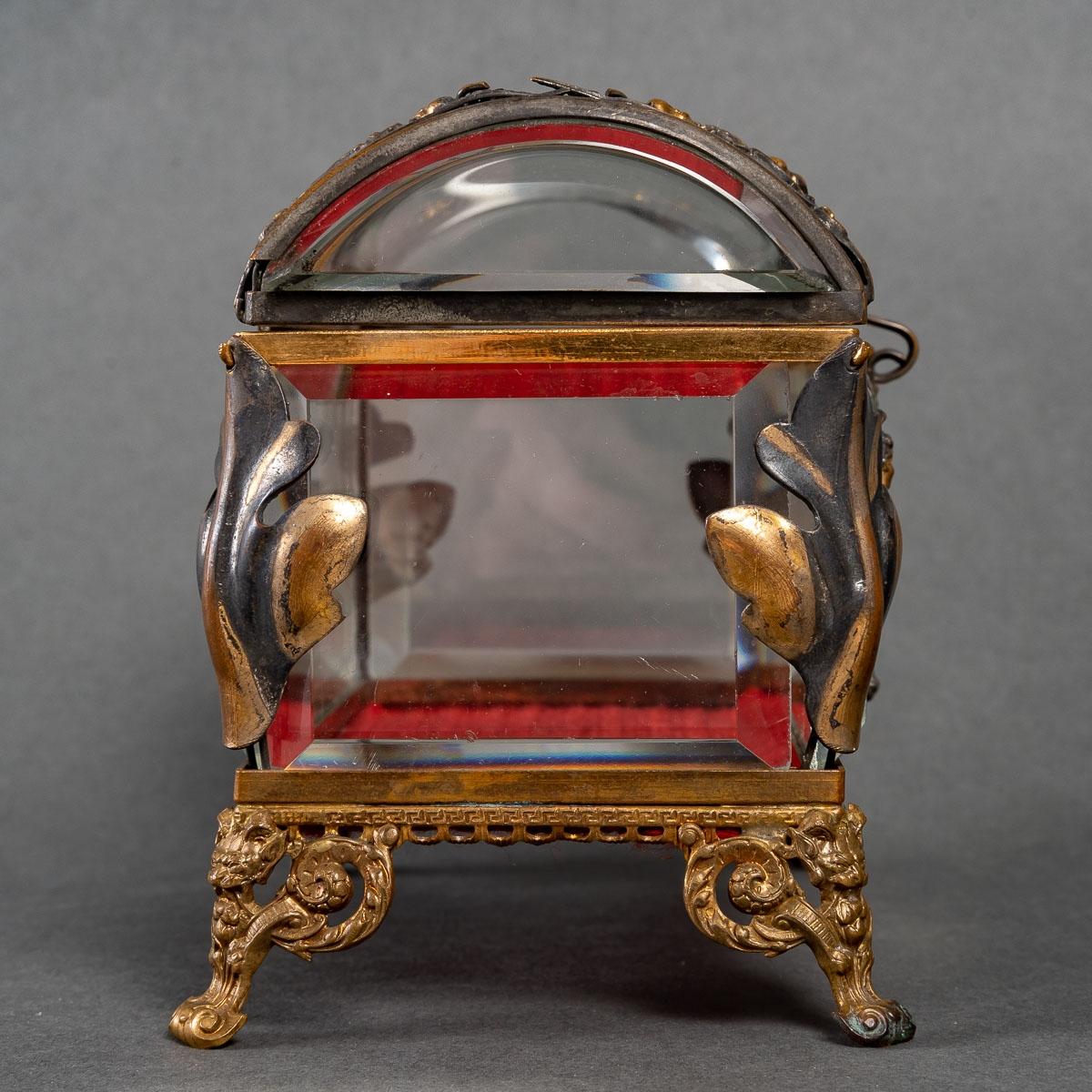 Européen Magnifique boîte à bijoux en cristal, montée en argent et bronze doré. en vente