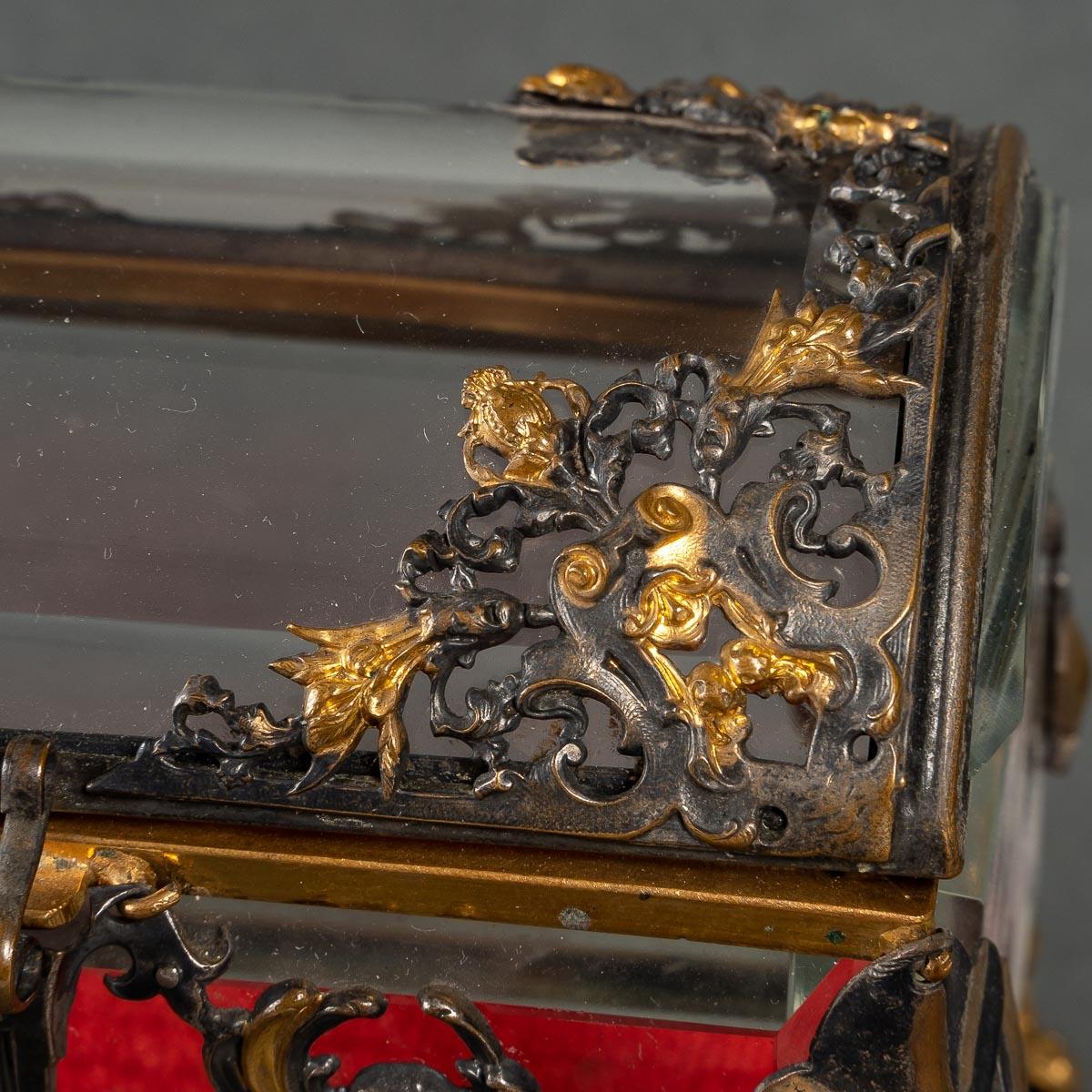 Beautiful Crystal Jewelry Box, Mounted in Silver and Gilded Bronze For Sale 3