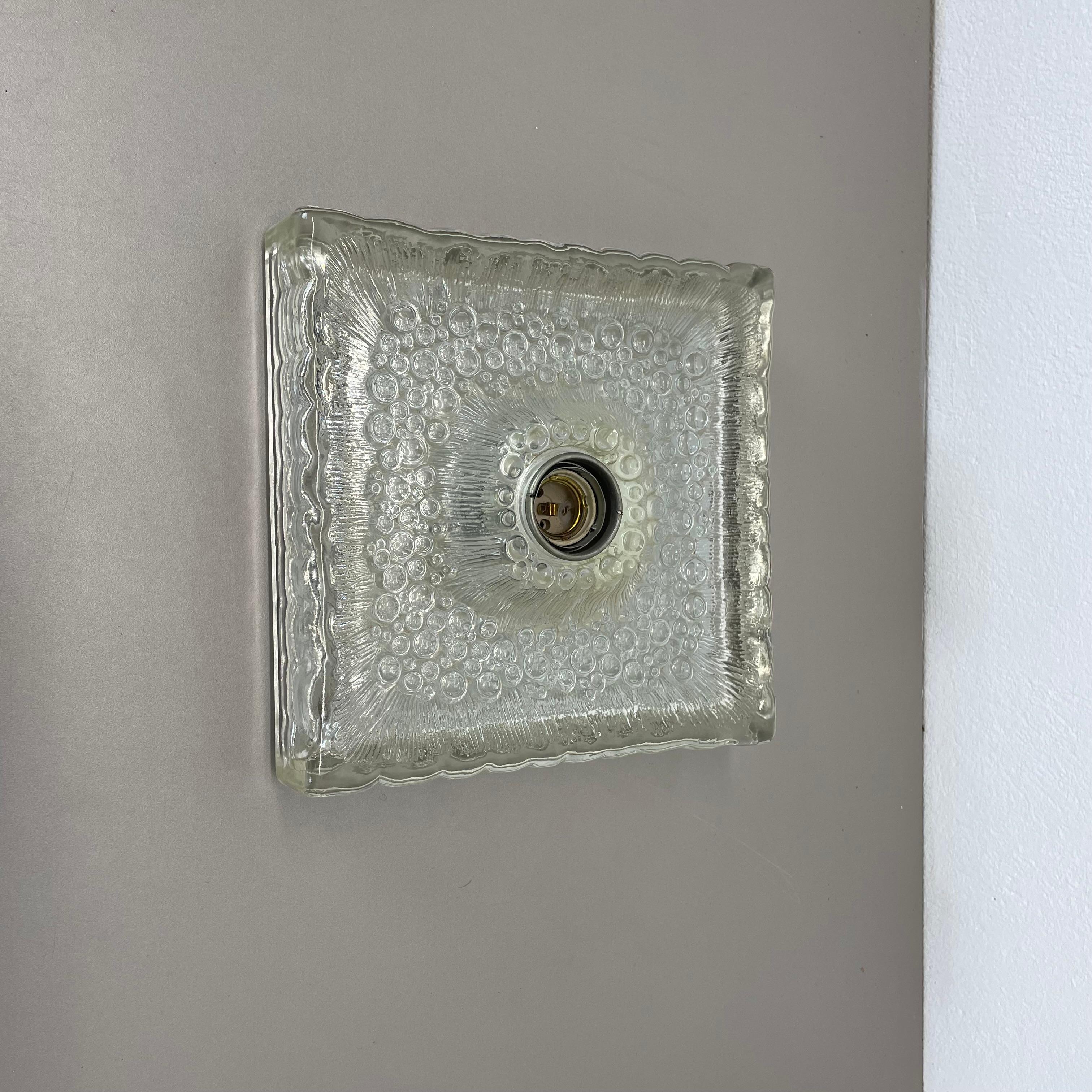 Artikel:

Wandleuchte, auch als Deckenleuchte verwendbar


Herkunft:

Deutschland



Alter:

1970s



Diese originelle modernistische Wandleuchte wurde in den 1970er Jahren von Hillebrand Lighting in Deutschland hergestellt. Sie ist aus schwerem