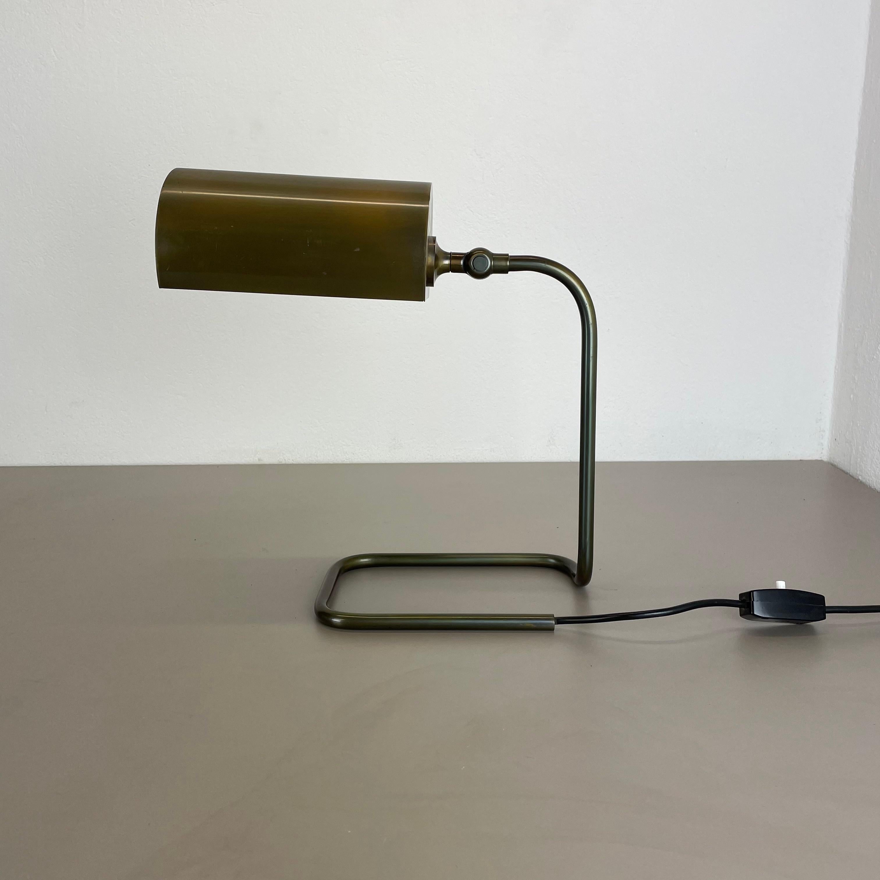 Allemand Magnifique lampe de bureau cubique en laiton moderniste d'origine, Allemagne, années 1970 en vente