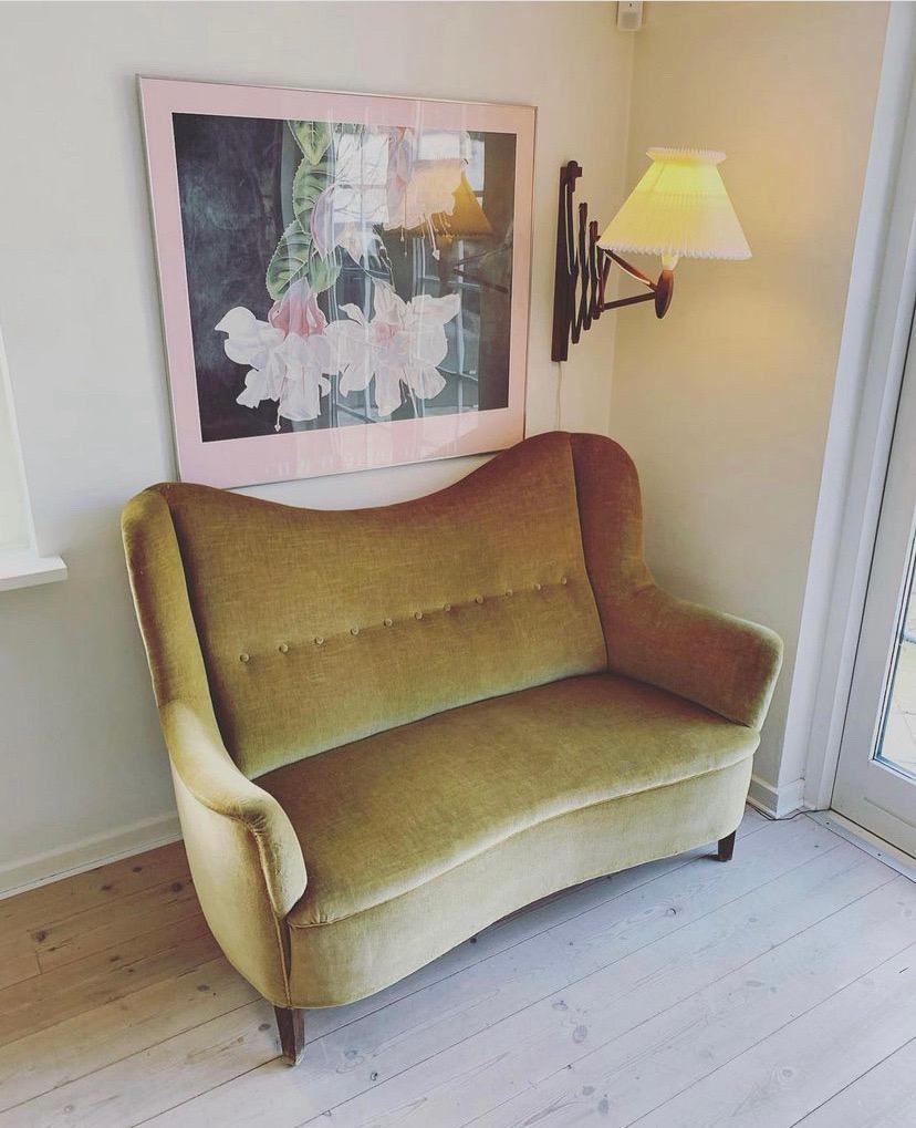 Look a the beautiful shapes of this sofa. A classic sofa from the 1940s, upholstered with the original velvet olive green colour and legs in wood 

All original and good condition, and with a good comfort.

A small sofa that fits perfect to a