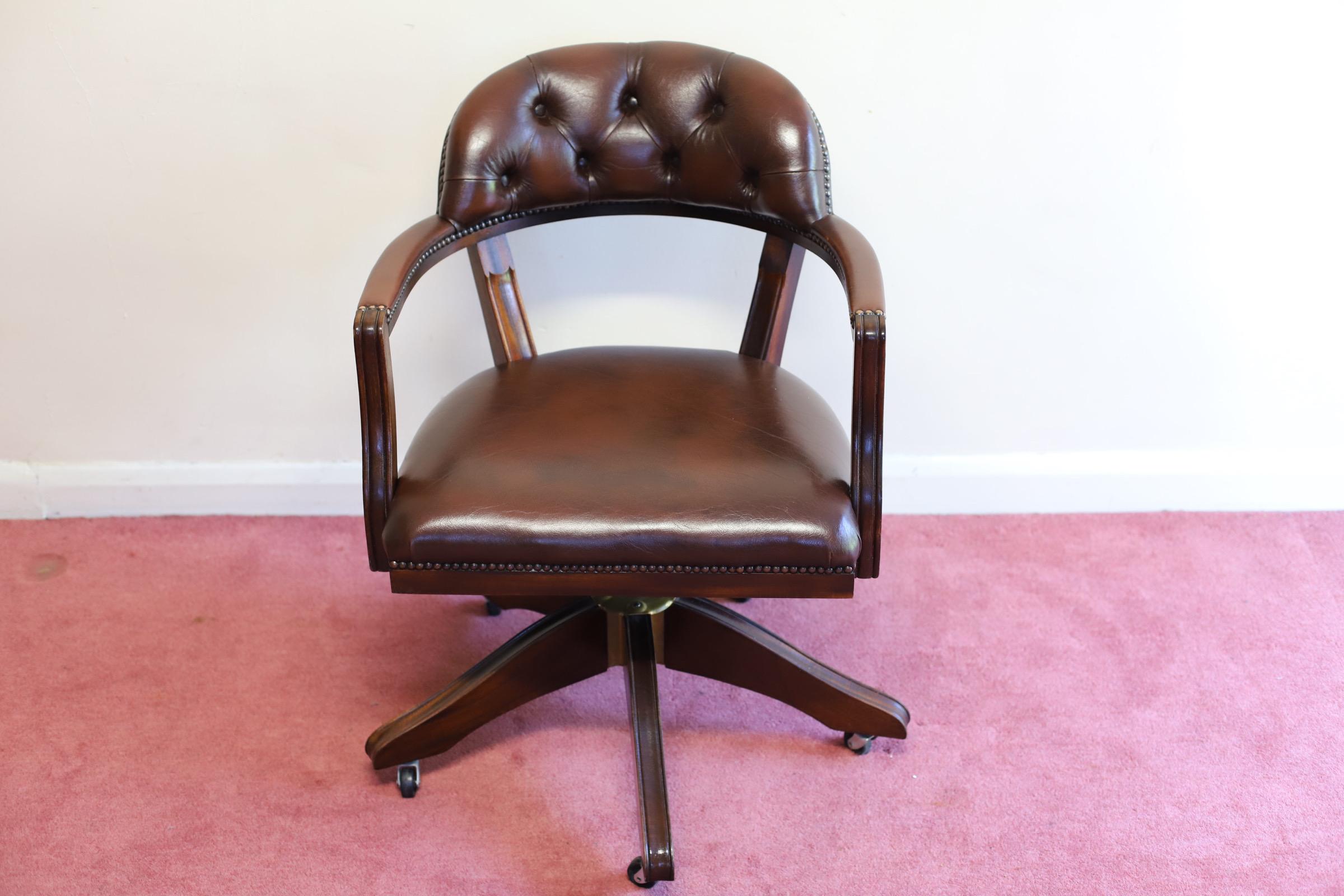 British Colonial Beautiful Cushioned Chesterfield Captain Leather Chair  For Sale