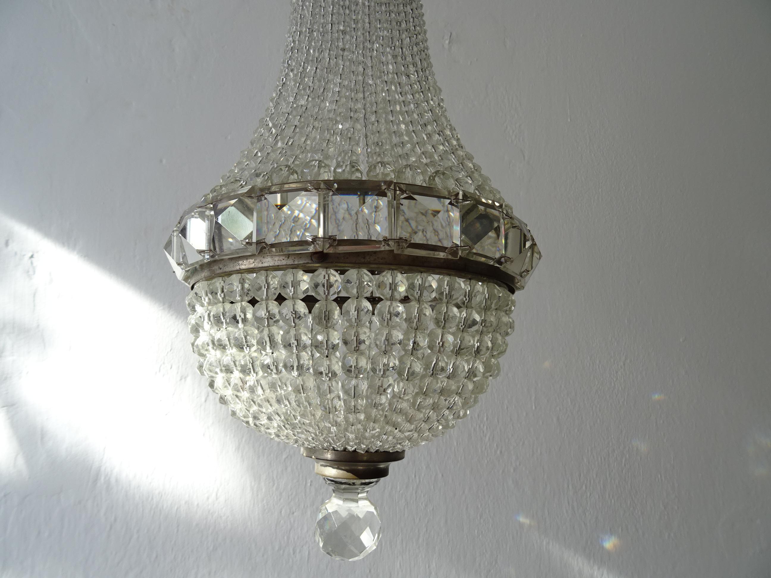 Magnifique lustre à dôme en cristal tchécoslovaque perlé, datant d'environ 1900 en vente 1