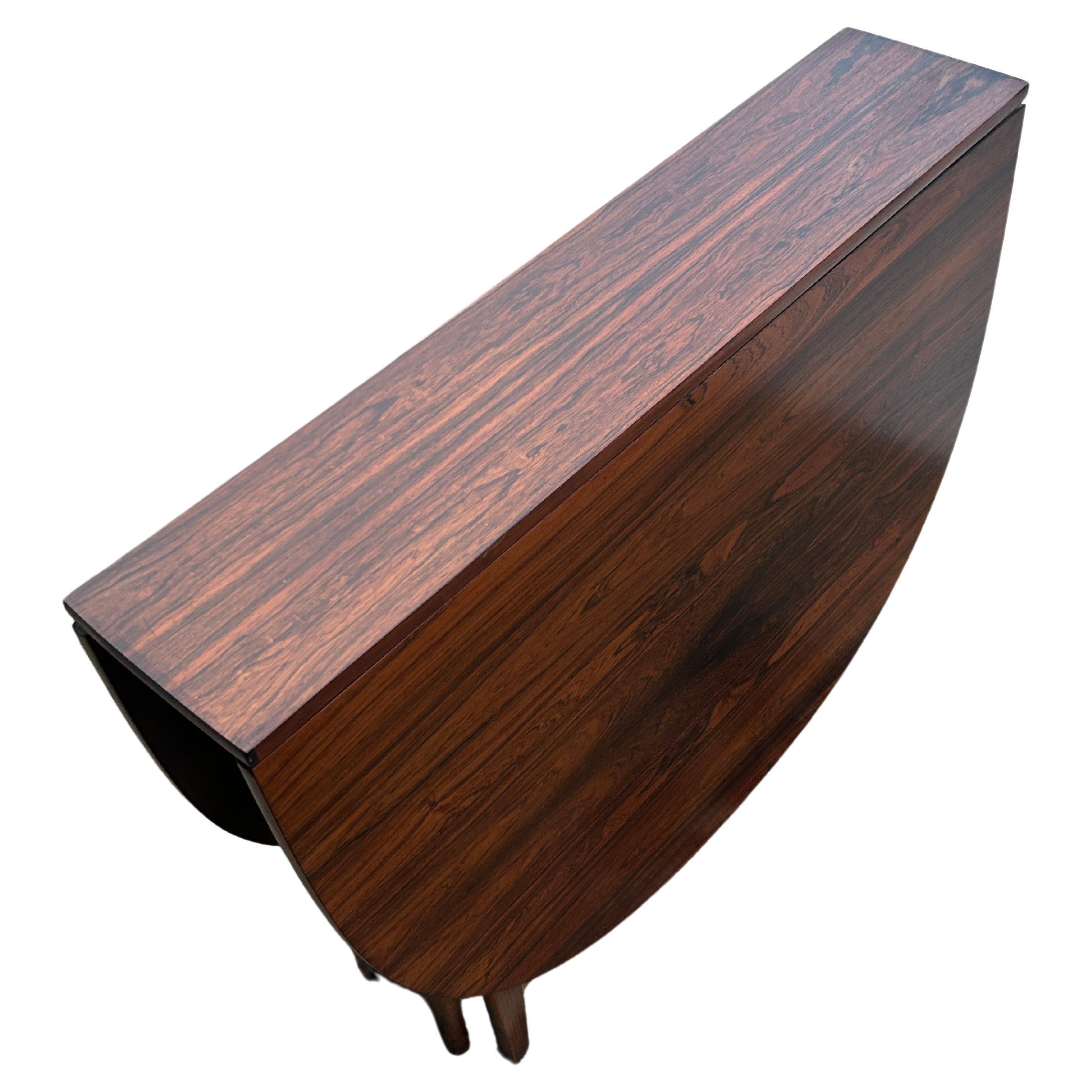 Beautiful Danish modern rosewood oval folding drop leaf dining table In Good Condition For Sale In Brooklyn, NY