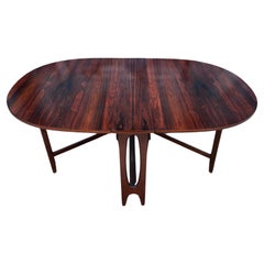 Preciosa mesa de comedor danesa de madera de palisandro, plegable, ovalada y de hojas abatibles