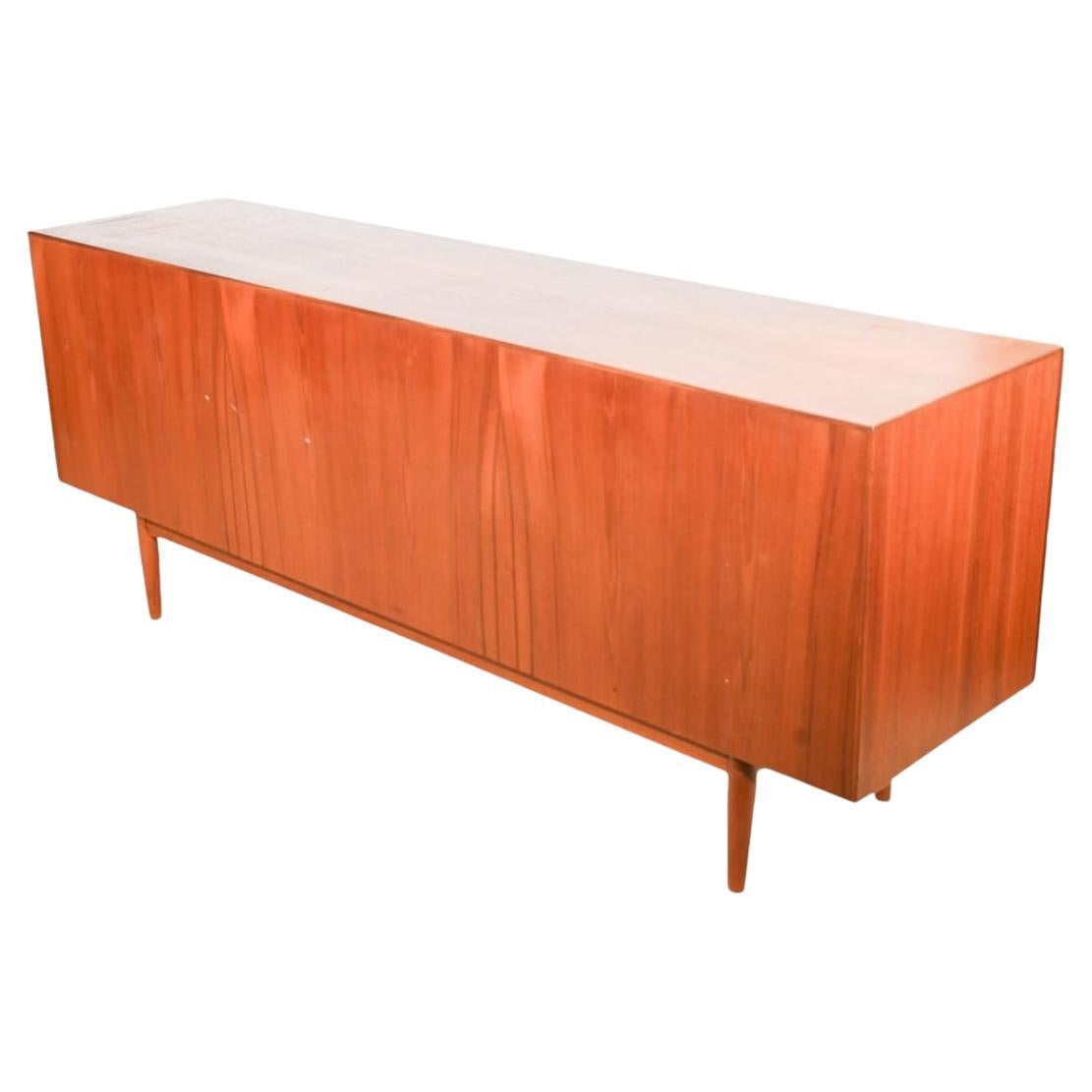 Schöne skandinavische moderne Teakholz-Anrichte von Fredrik Kayser im Zustand „Gut“ in BROOKLYN, NY