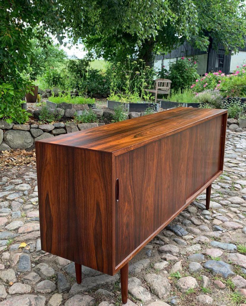 Beautiful Danish sideboard in rosewood from the 1960s. With two doors and a interior with a single shelve in each side (adjustable). 

New mounted cylindrical legs offer a light airy feel.