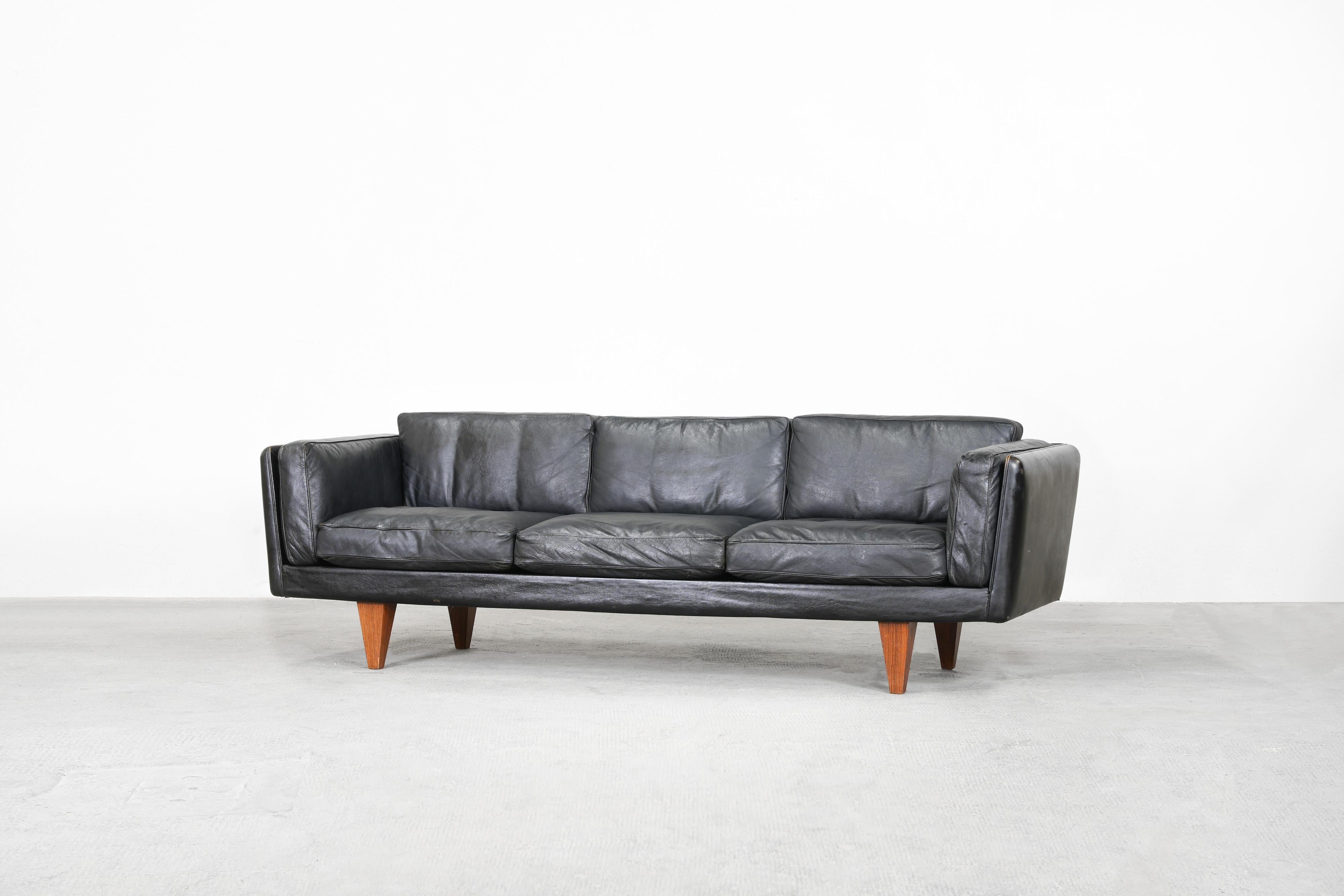 Beautiful Danish Sofa Mod. V11 by Illum Wikkelsø for Holger Christiansen 1960s In Good Condition In Berlin, DE