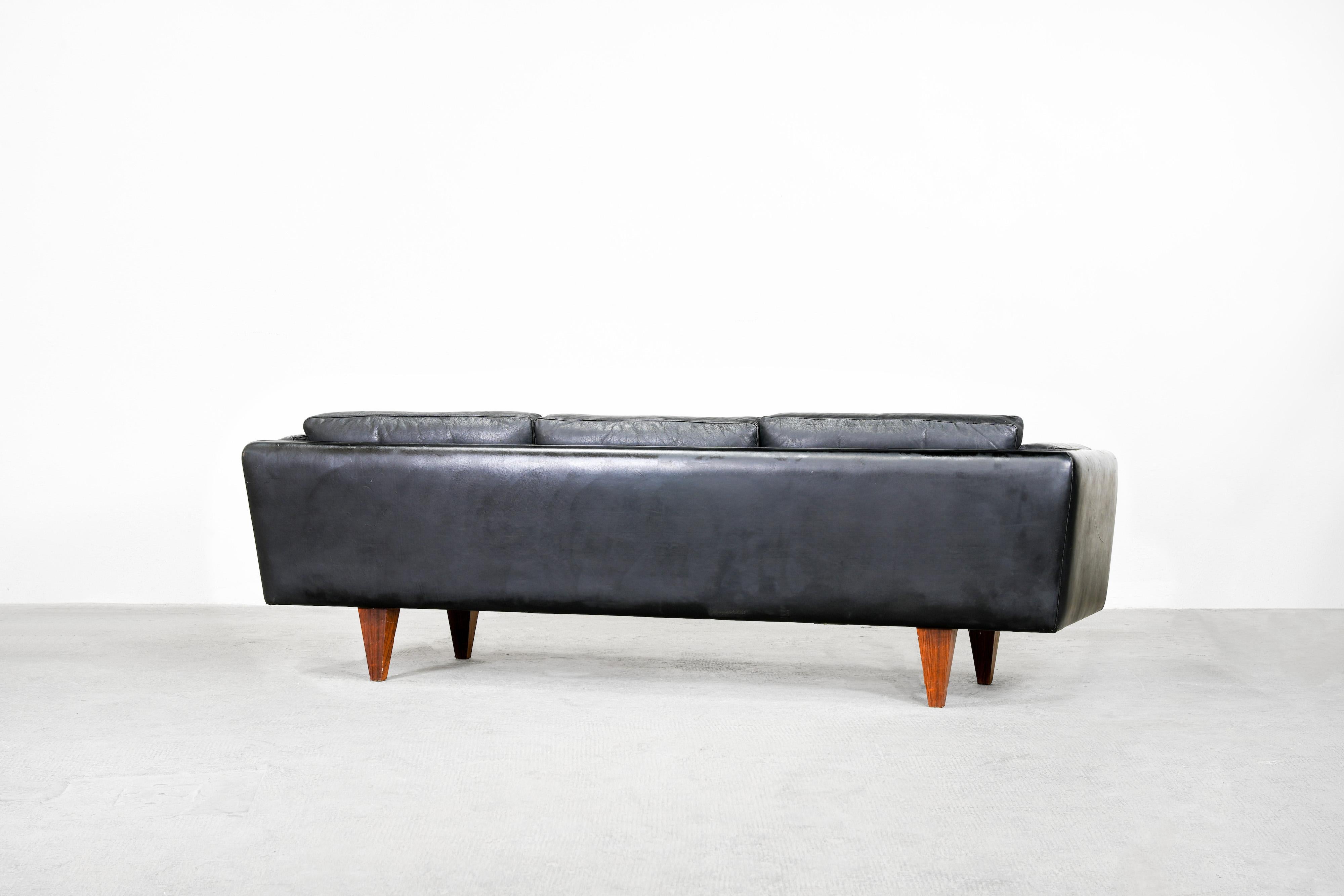 20th Century Beautiful Danish Sofa Mod. V11 by Illum Wikkelsø for Holger Christiansen 1960s