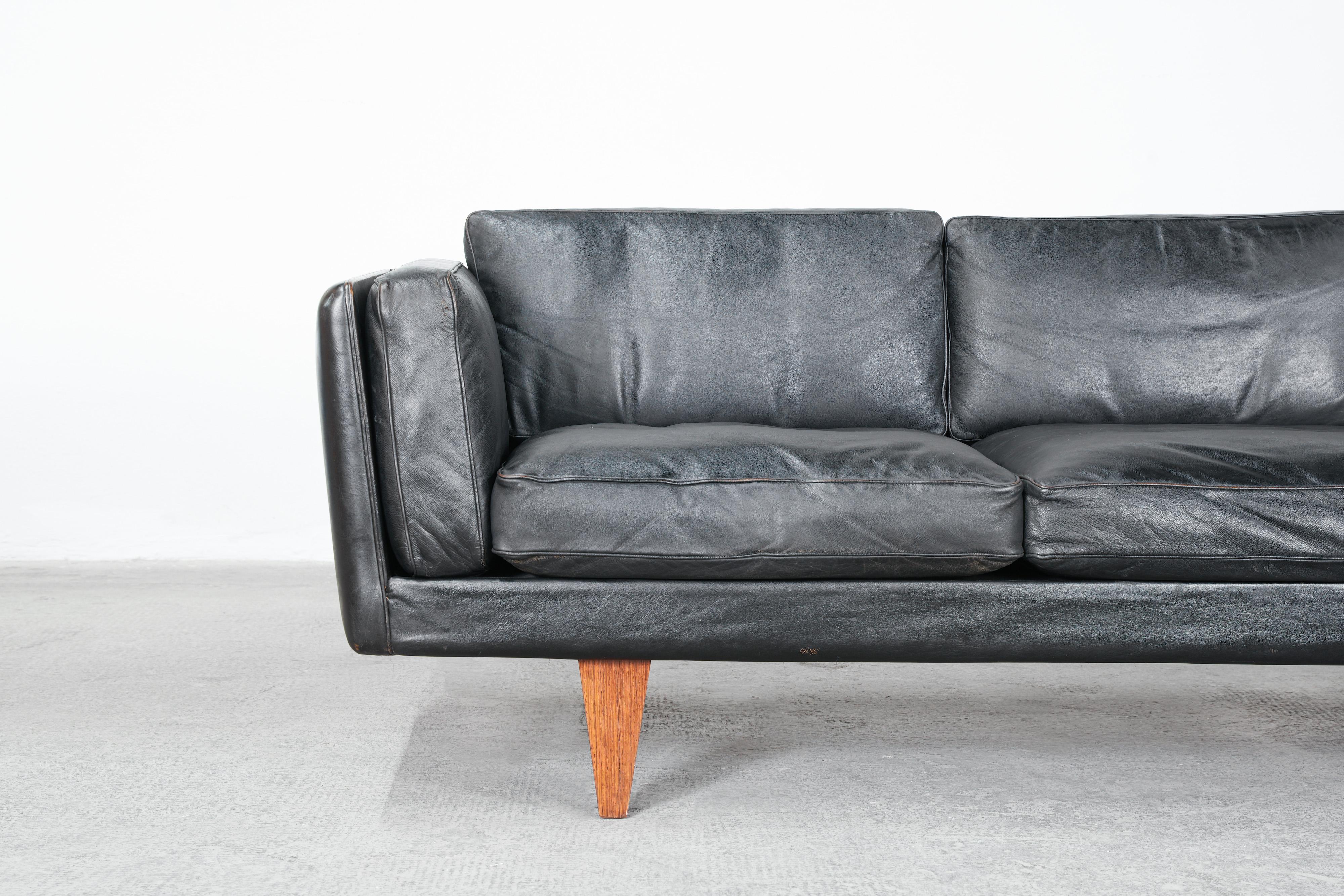 Leather Beautiful Danish Sofa Mod. V11 by Illum Wikkelsø for Holger Christiansen 1960s