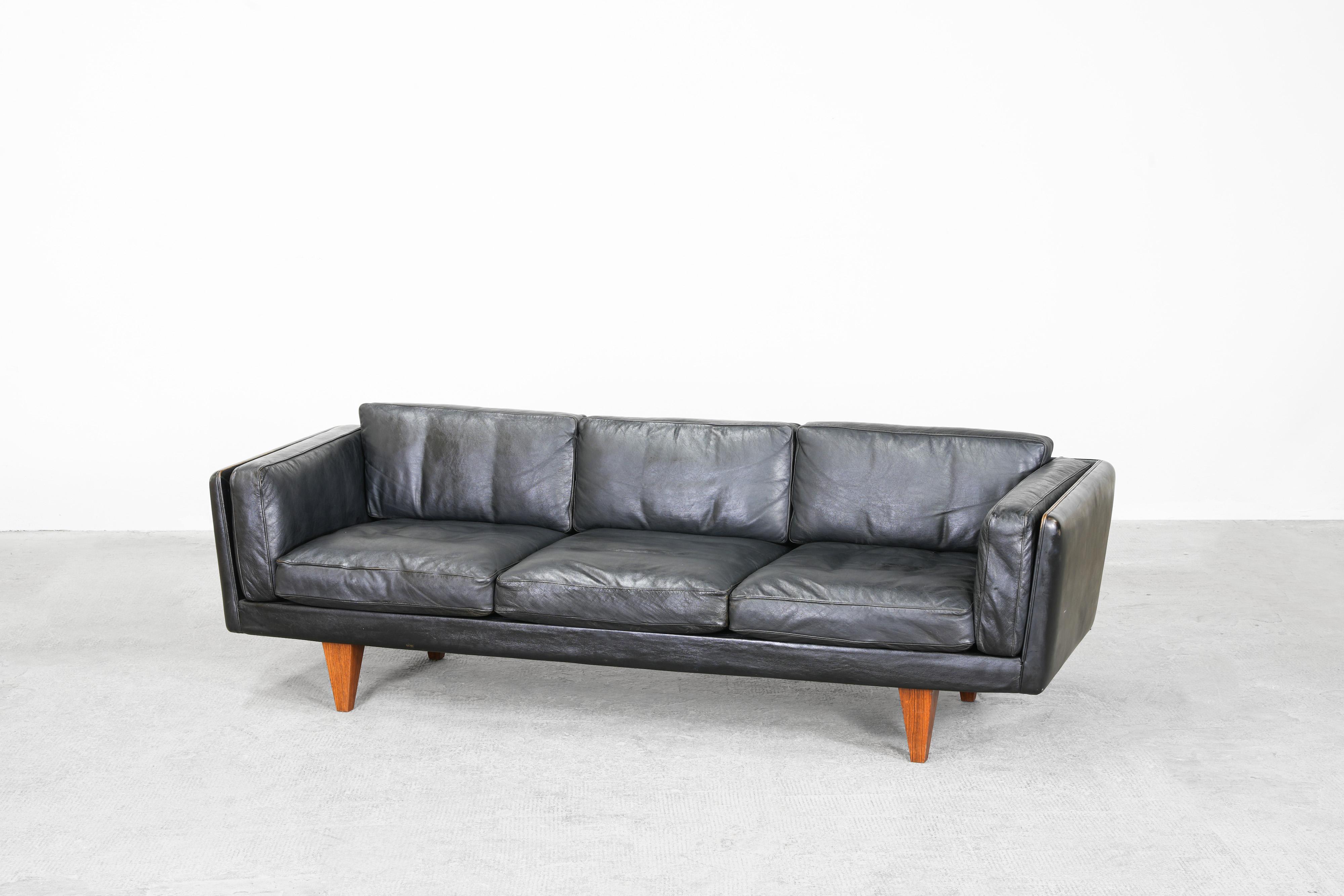 Beautiful Danish Sofa Mod. V11 by Illum Wikkelsø for Holger Christiansen 1960s 3