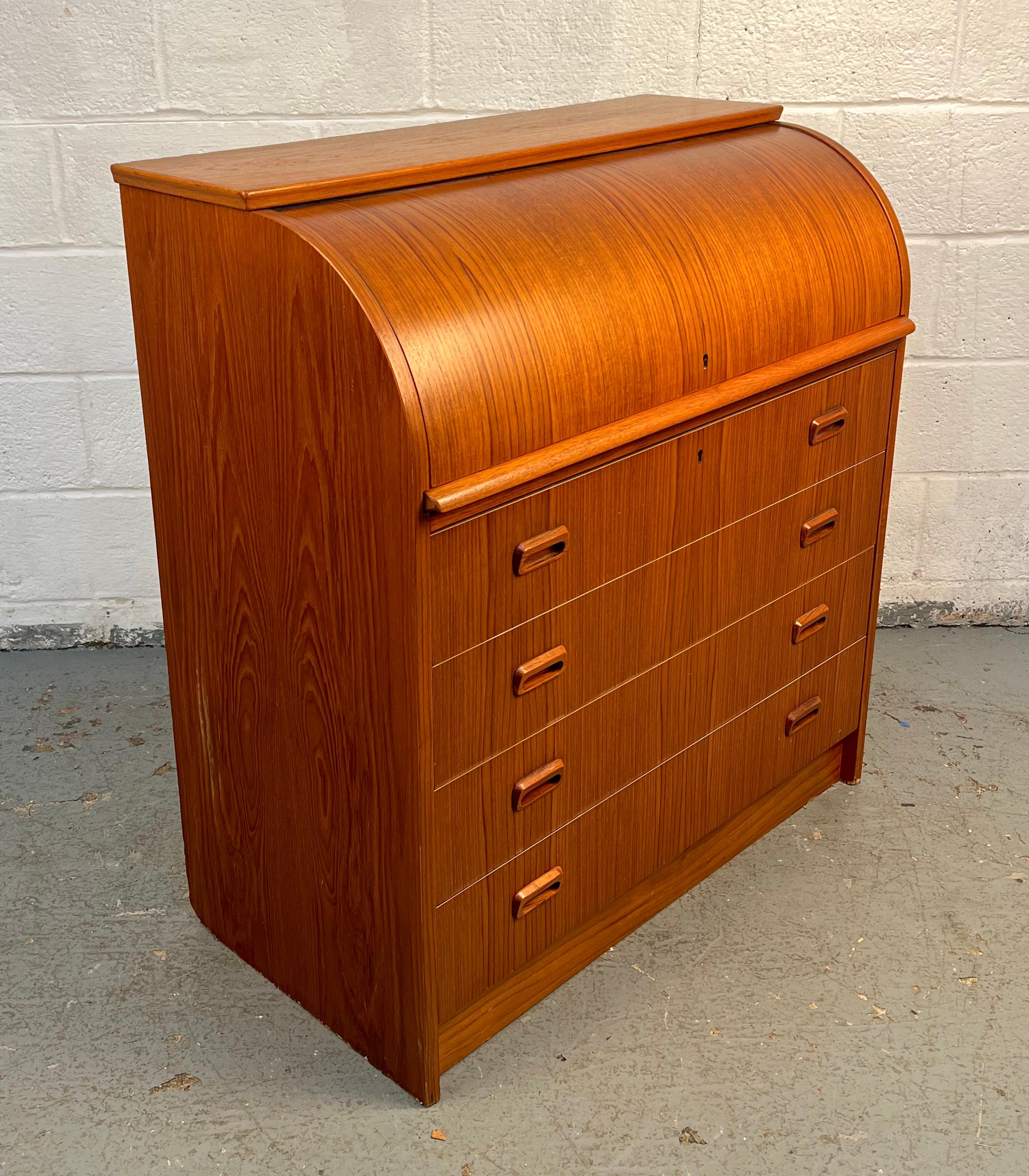 Mid-Century moderno Bellissima scrivania danese in teak Rolle in vendita