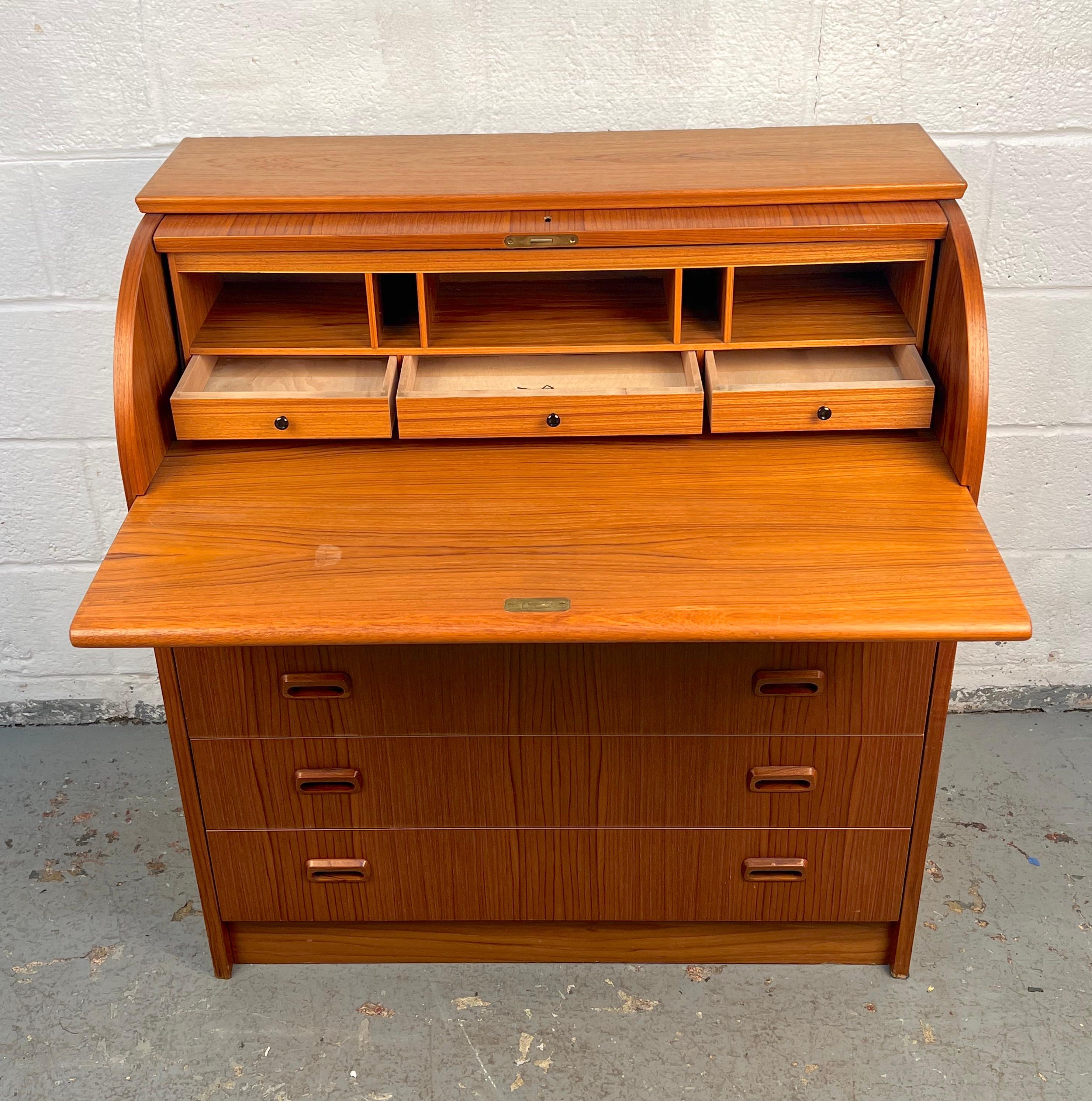 XX secolo Bellissima scrivania danese in teak Rolle in vendita