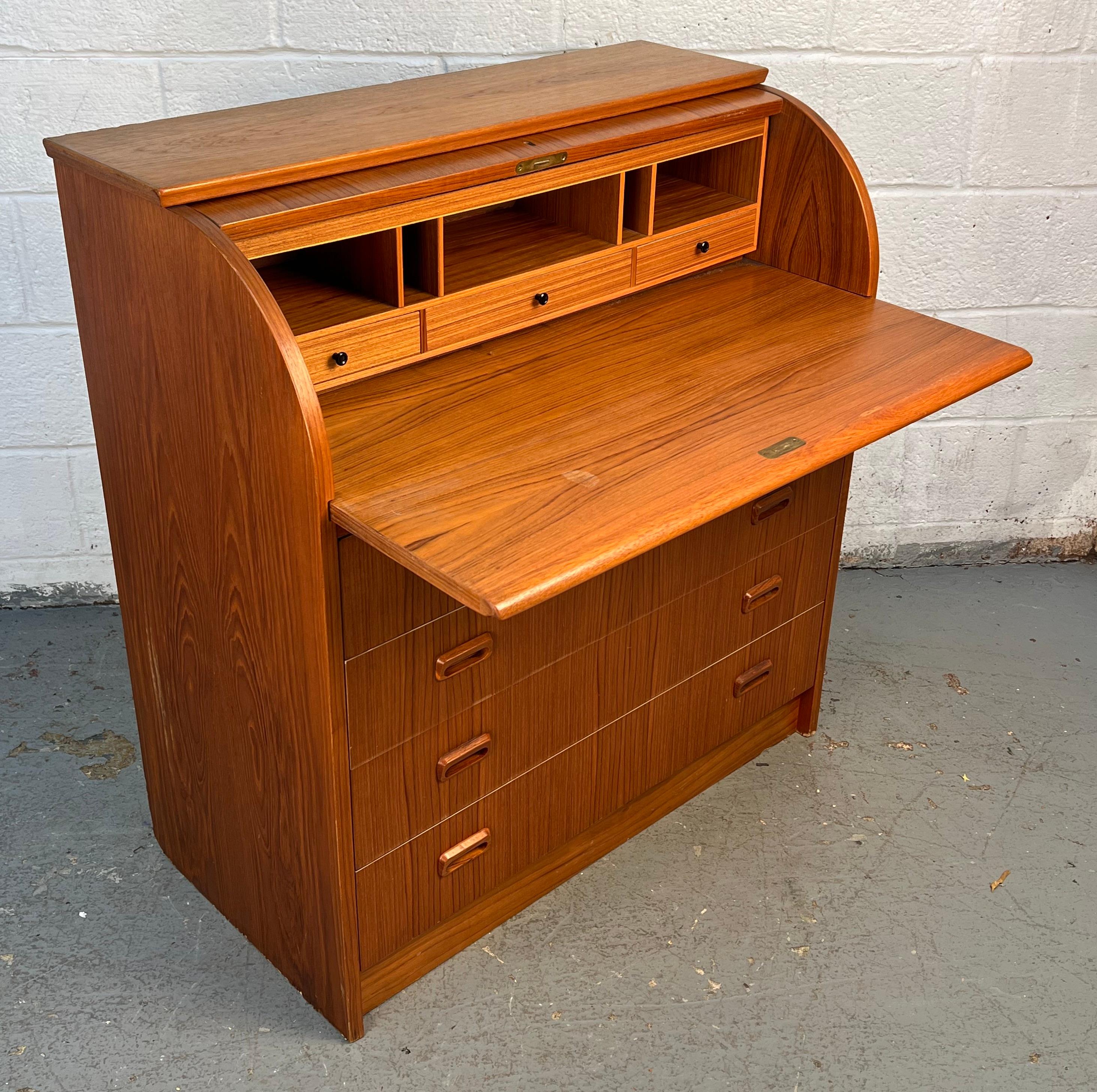 Teak Bellissima scrivania danese in teak Rolle in vendita