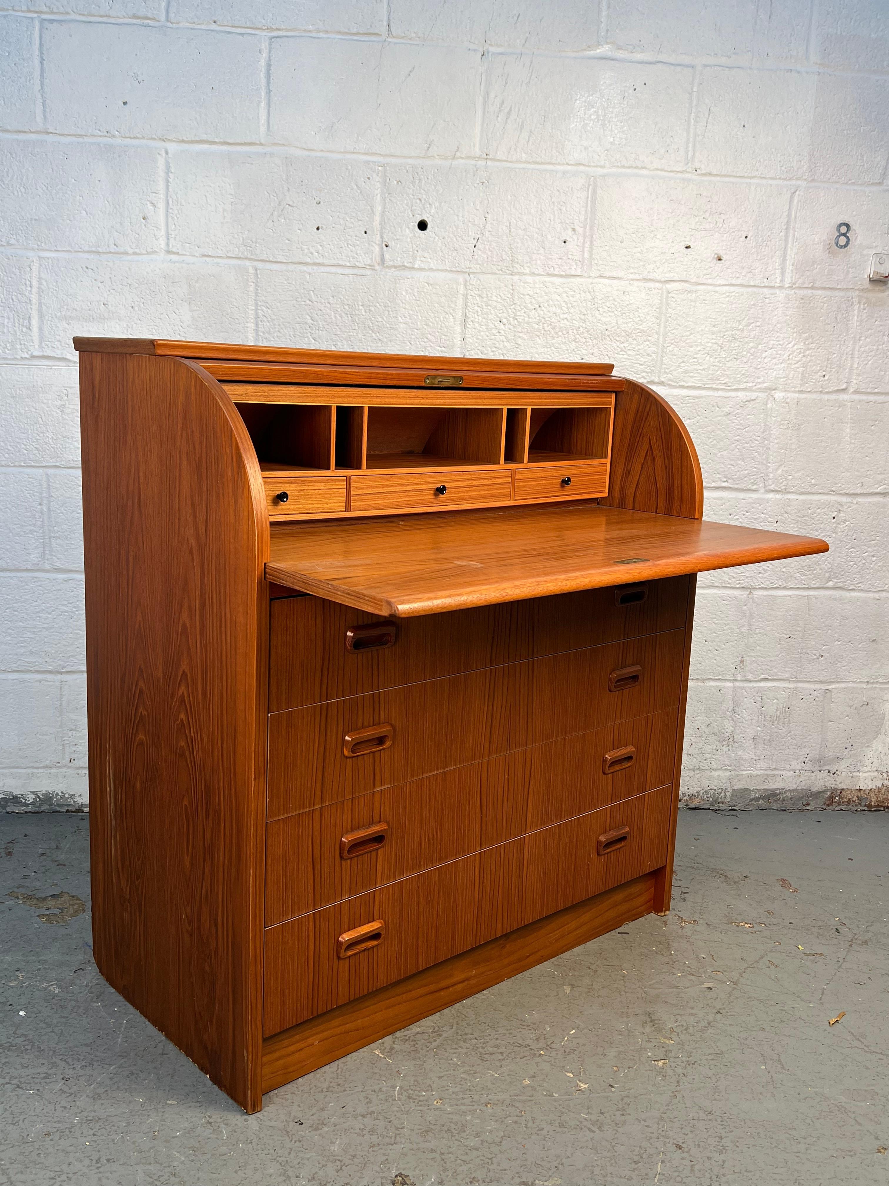 Bellissima scrivania danese in teak Rolle in vendita 1