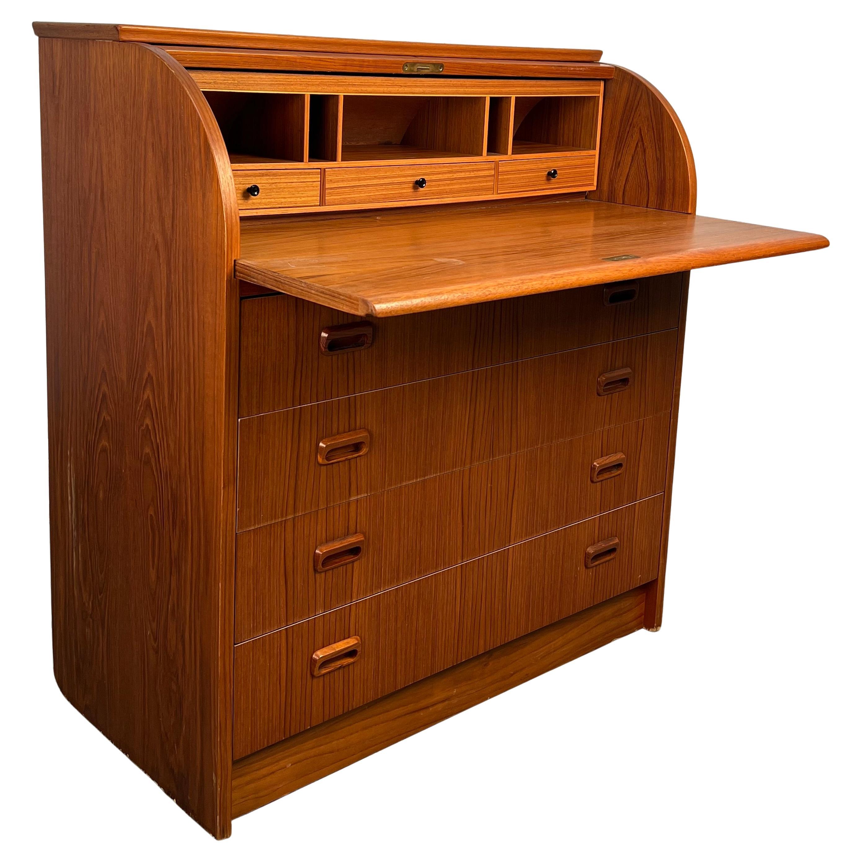 Bellissima scrivania danese in teak Rolle