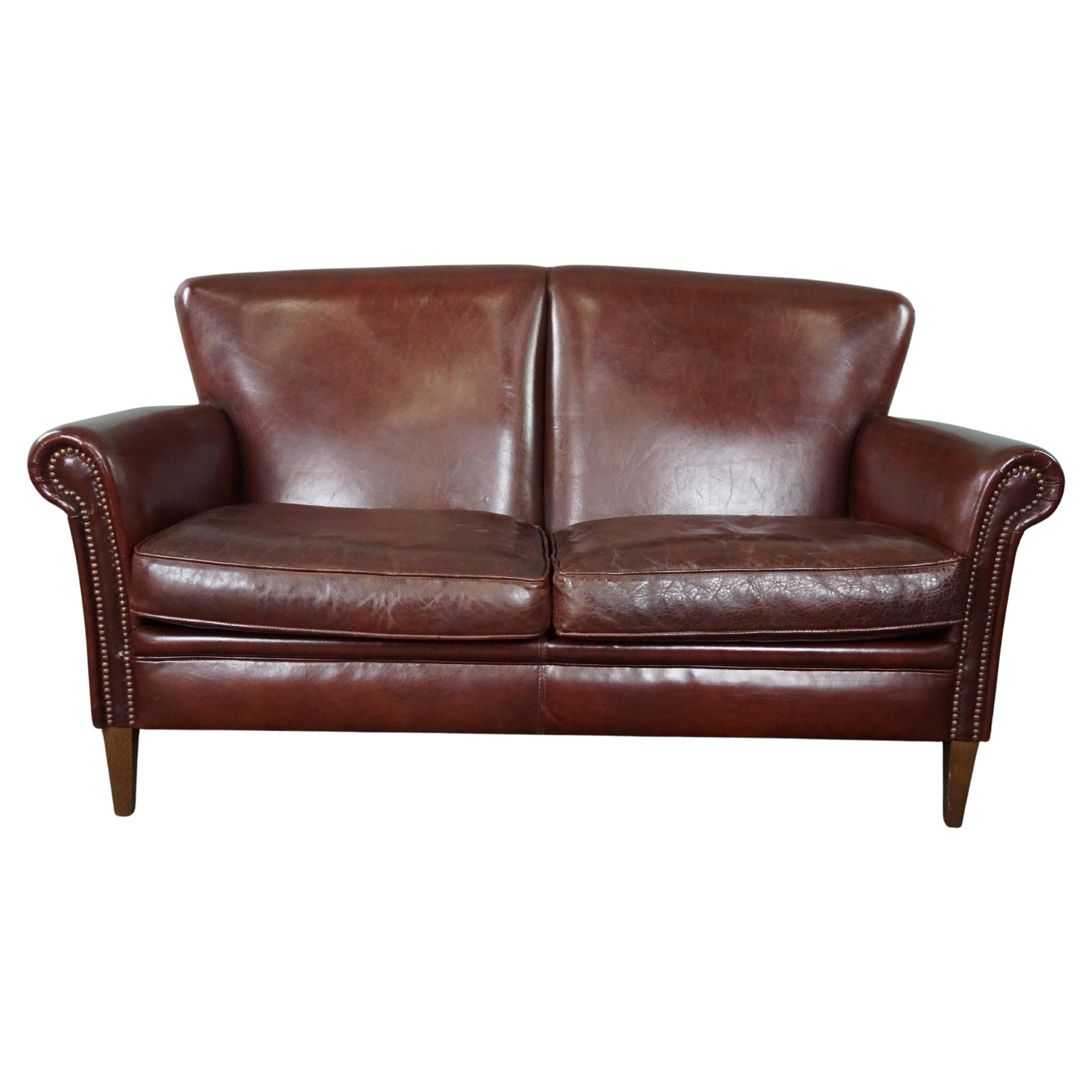 Wunderschönes 2-Sitzer-Sofa aus Schafsfell in dunklem Classic-Design