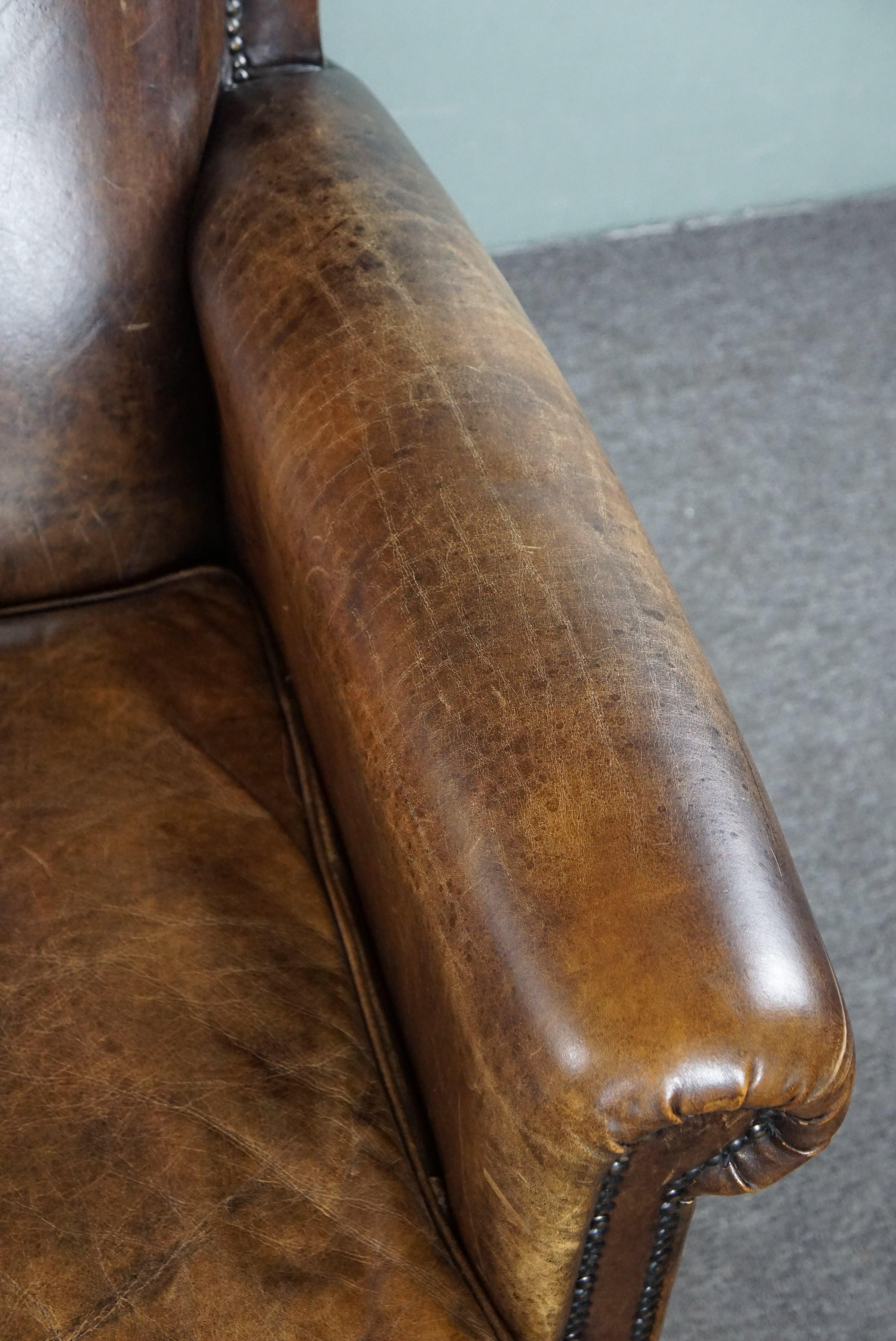 Beautiful dark cognac-colored cowhide 2-seater sofa in classic English style For Sale 4