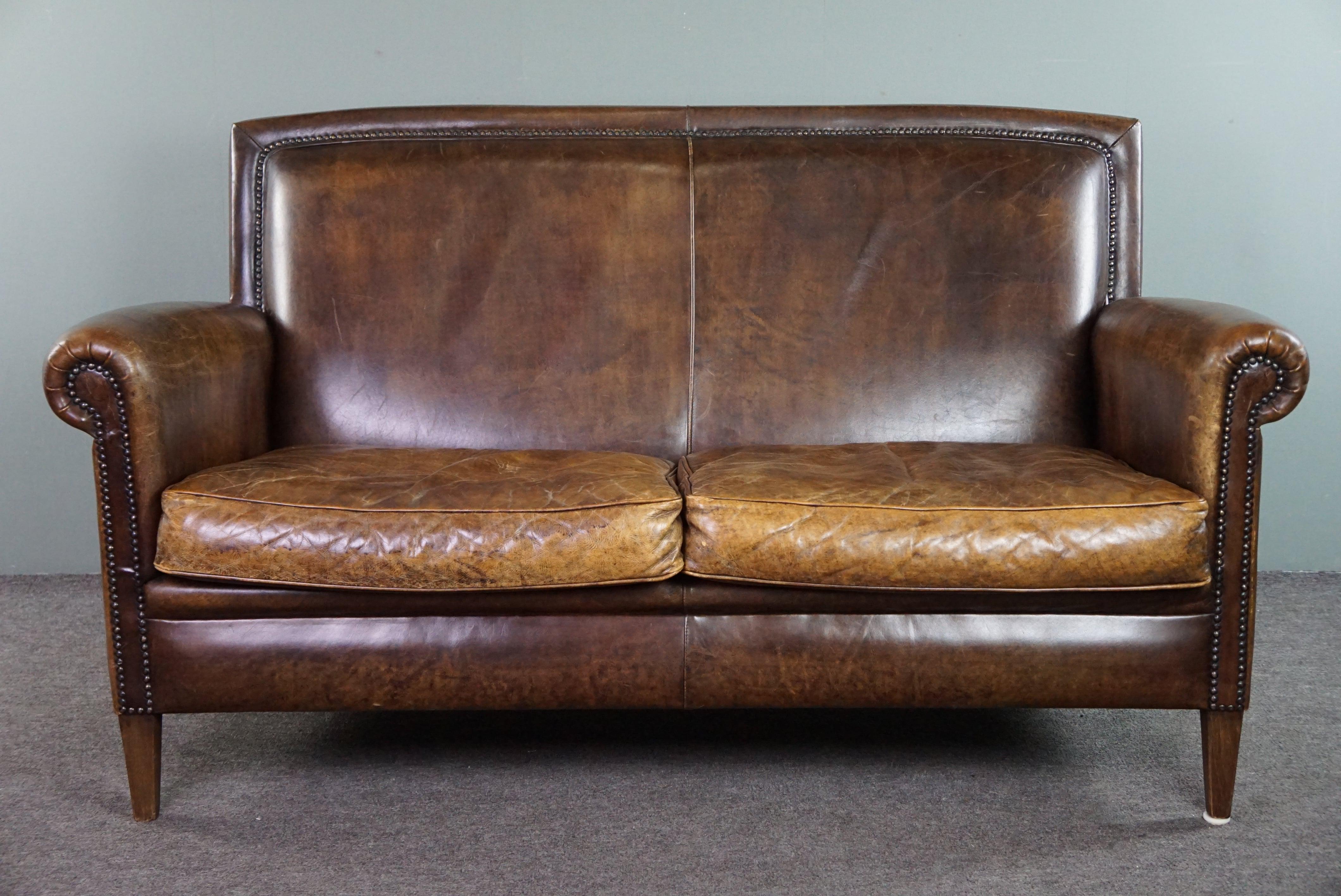 Hand-Crafted Beautiful dark cognac-colored cowhide 2-seater sofa in classic English style For Sale