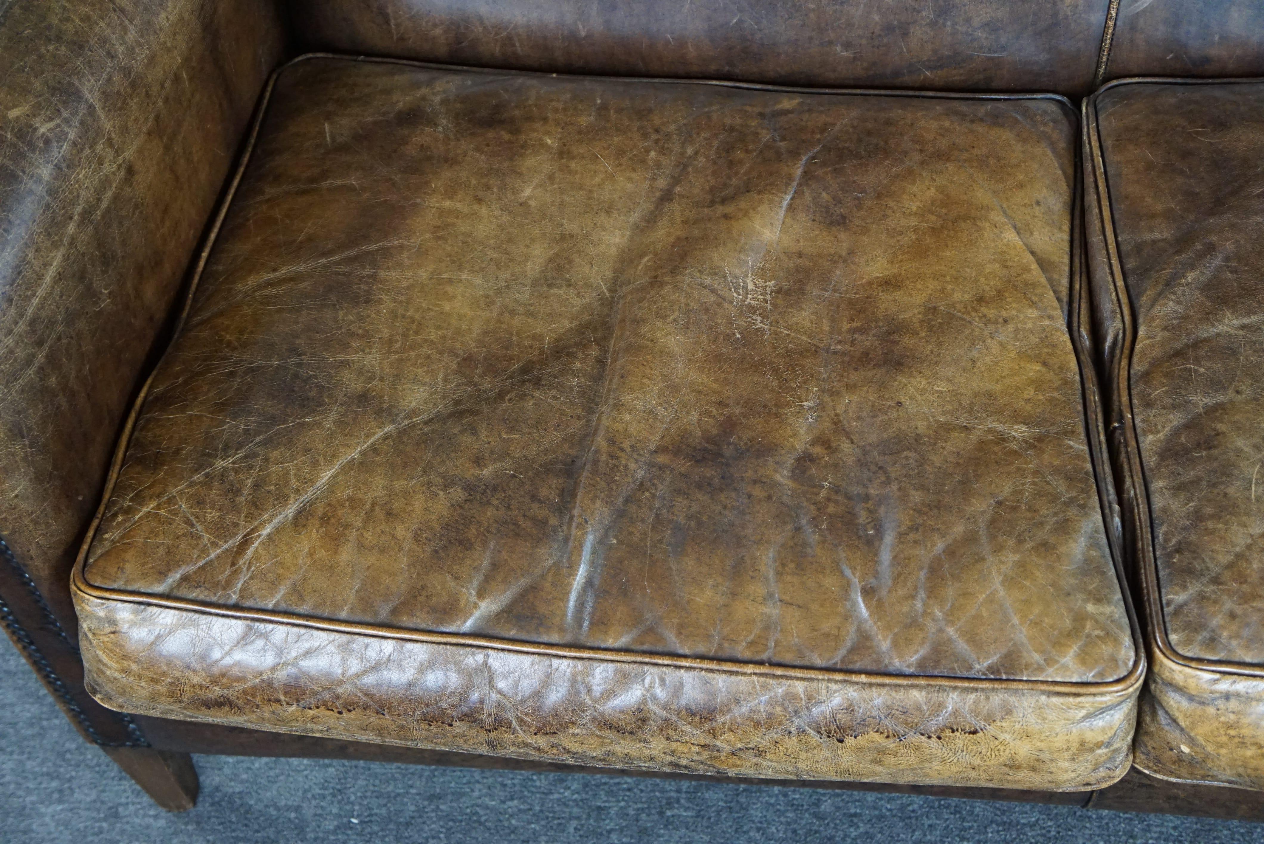 Beautiful dark cognac-colored cowhide 2-seater sofa in classic English style For Sale 1