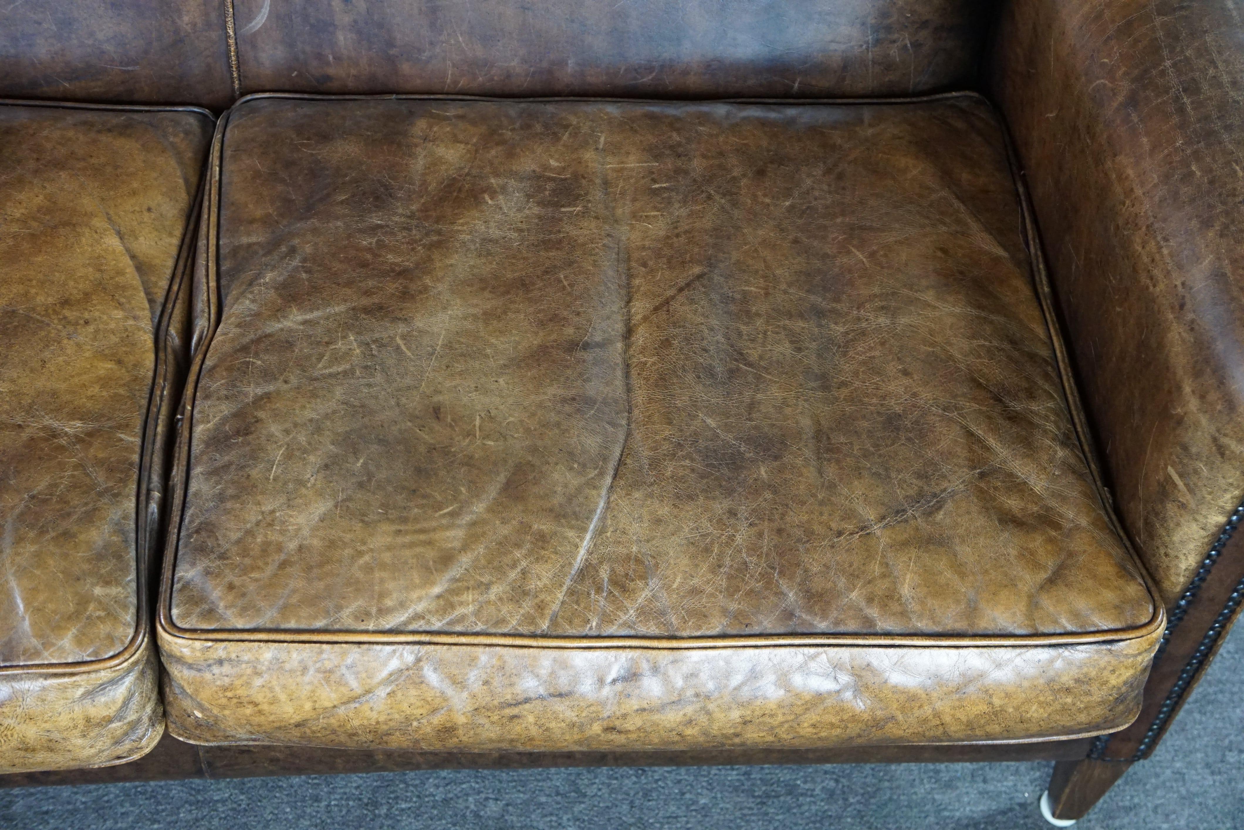 Beautiful dark cognac-colored cowhide 2-seater sofa in classic English style For Sale 2