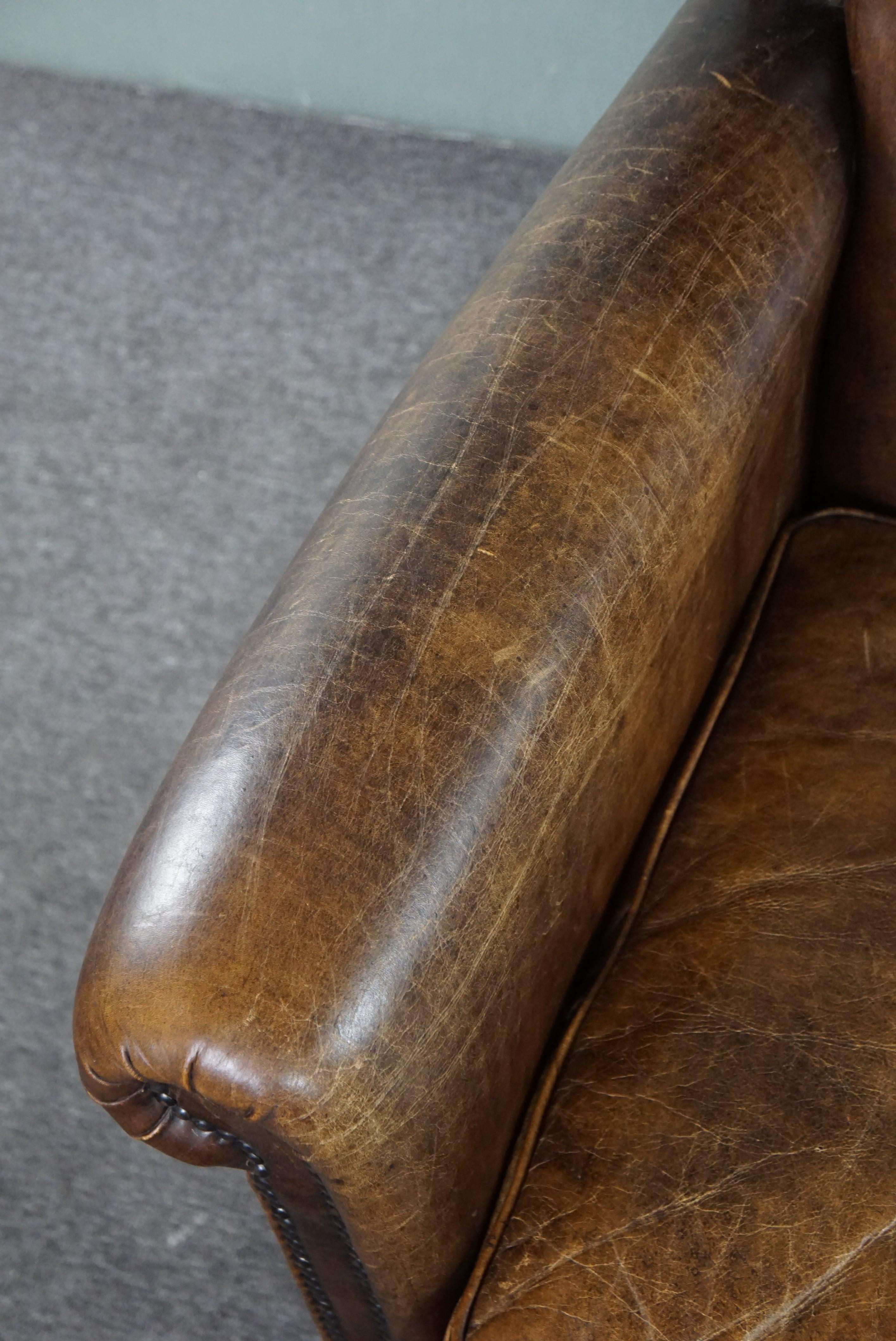 Beautiful dark cognac-colored cowhide 2-seater sofa in classic English style For Sale 3