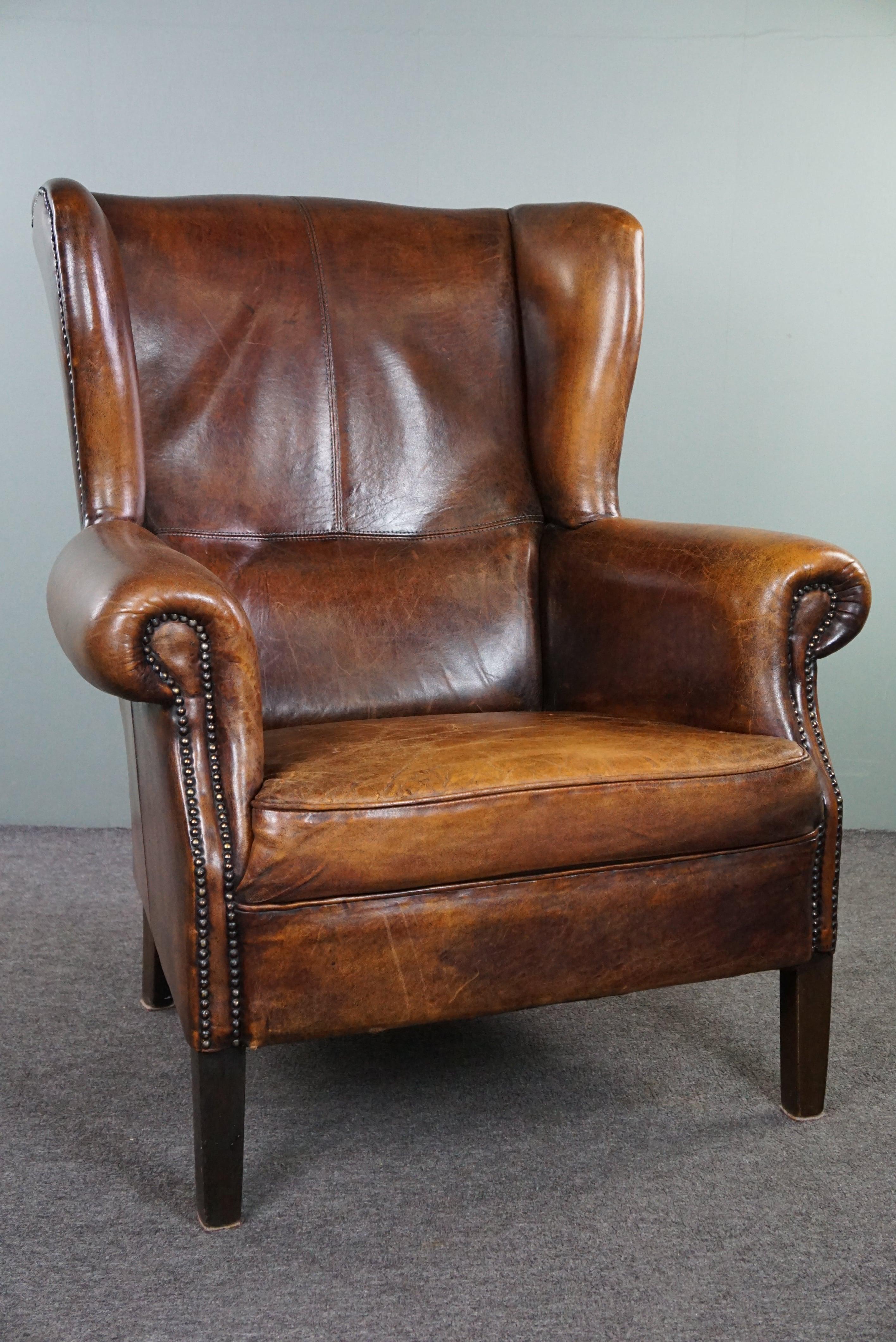 Offered is this beautiful dark wing chair made of sheep leather with beautiful colors.

This wing chair is in a beautiful and correct used condition. This means that you see that he has already had a life but has become more beautiful because of it.