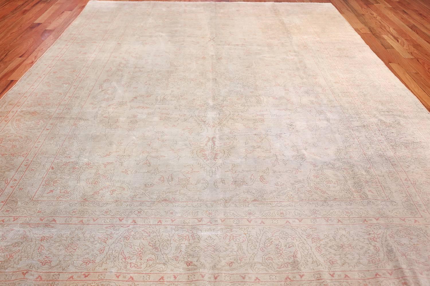 Beautiful Decorative Antique Turkish Oushak Rug. Size: 8 ft 7 in x 11 ft 6 in In Excellent Condition In New York, NY