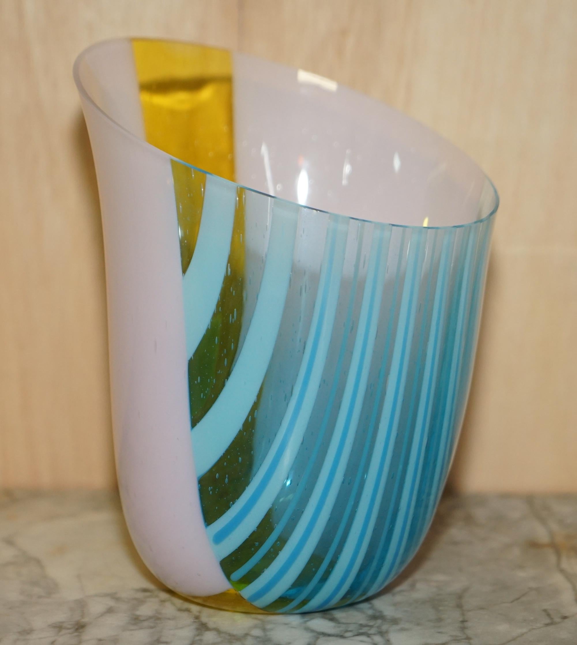 Magnifique vase décoratif en verre à fleurs fait sur-mesure et estampillé CM en vente 3
