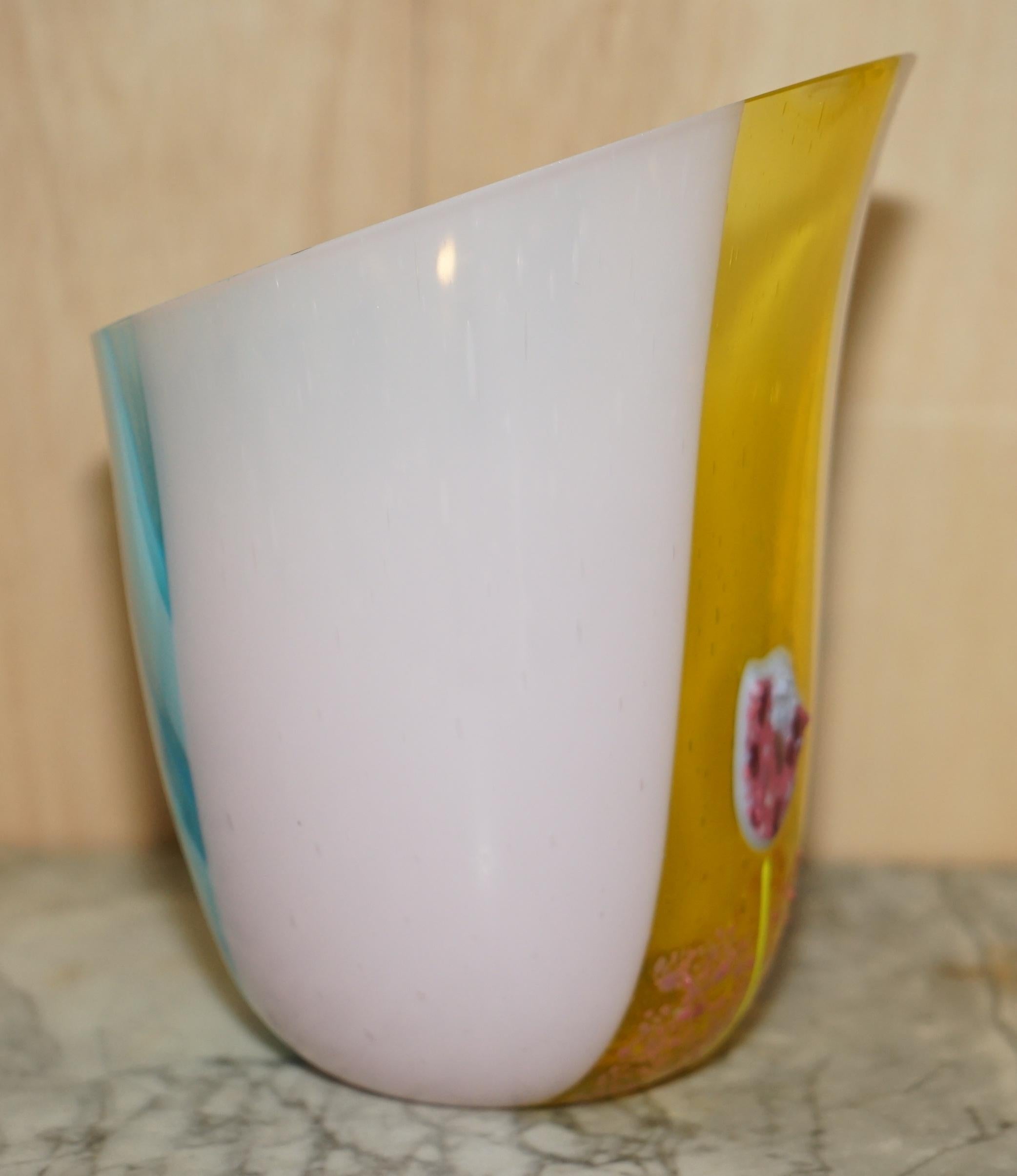 Schöne dekorative CM-Vase mit Blumenmuster, gestempelt im Angebot 6