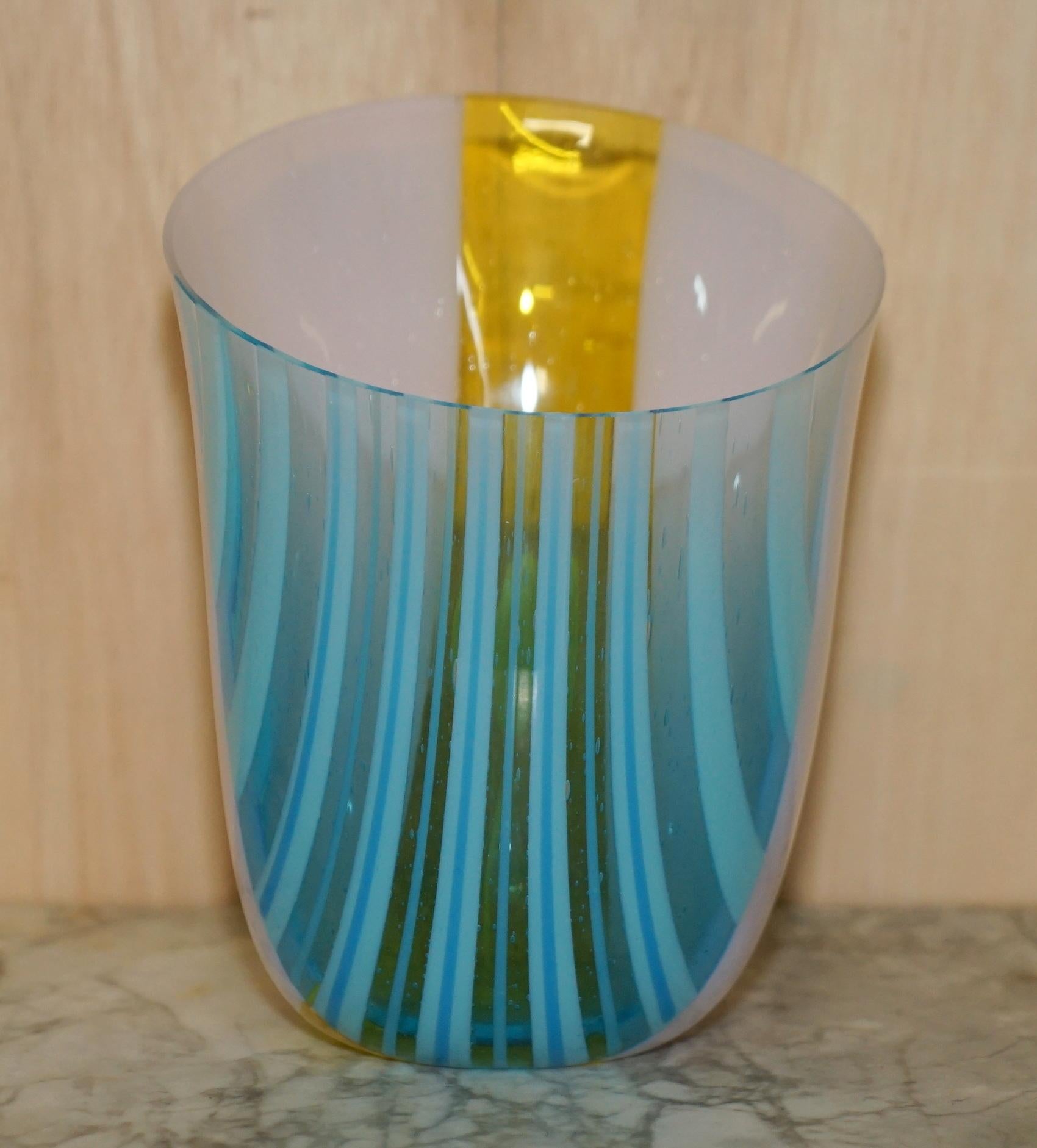 Mid-Century Modern Magnifique vase décoratif en verre à fleurs fait sur-mesure et estampillé CM en vente