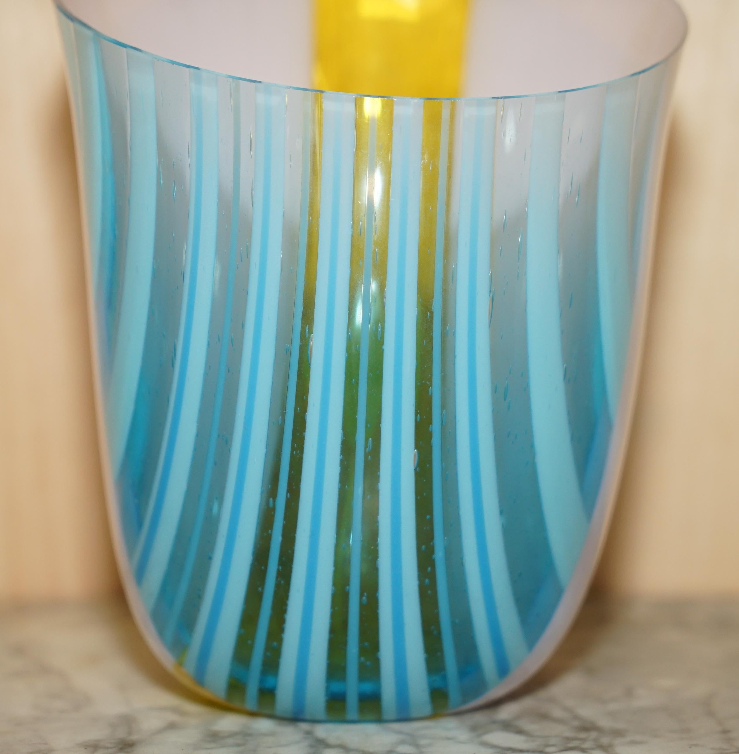 Européen Magnifique vase décoratif en verre à fleurs fait sur-mesure et estampillé CM en vente