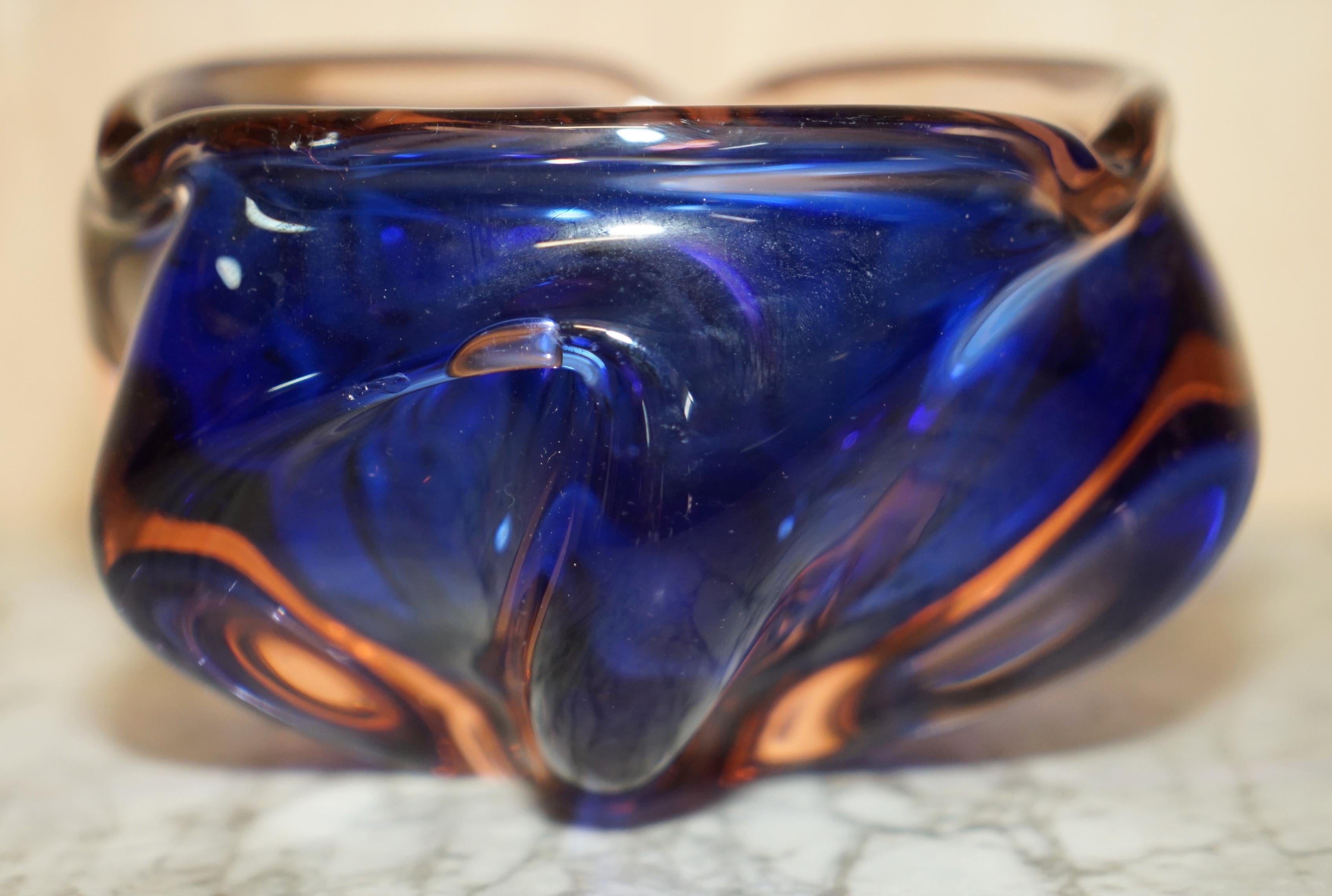 Dekorative florale Glasschale oder Ideep-Blau, maßgefertigt (Europäisch) im Angebot