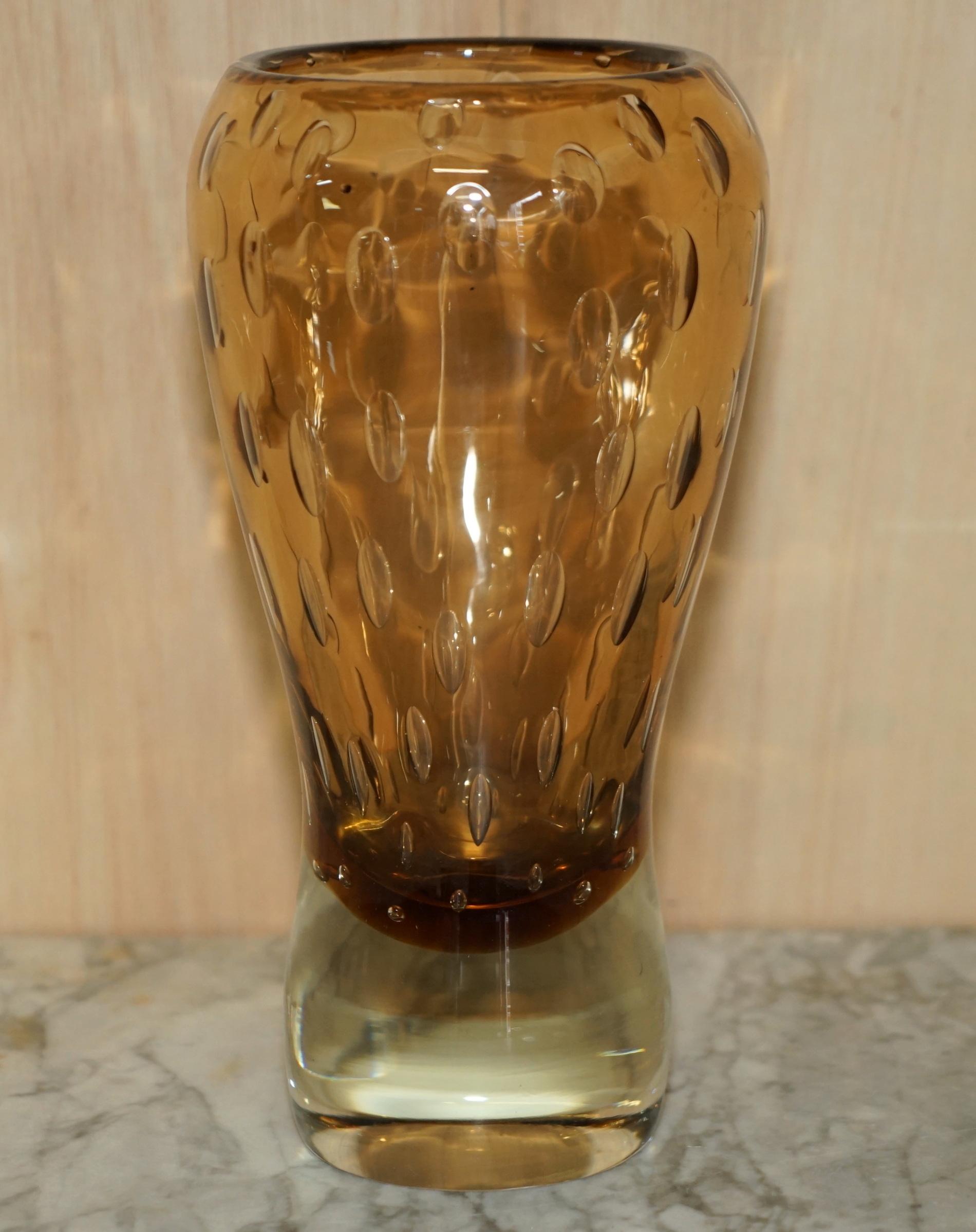 Nous sommes ravis d'offrir à la vente ce magnifique vase en verre bulle flottant, unique en son genre.

Cette pièce est sublime sous tous les angles, elle ne présente aucun dommage que je puisse voir, elle est très