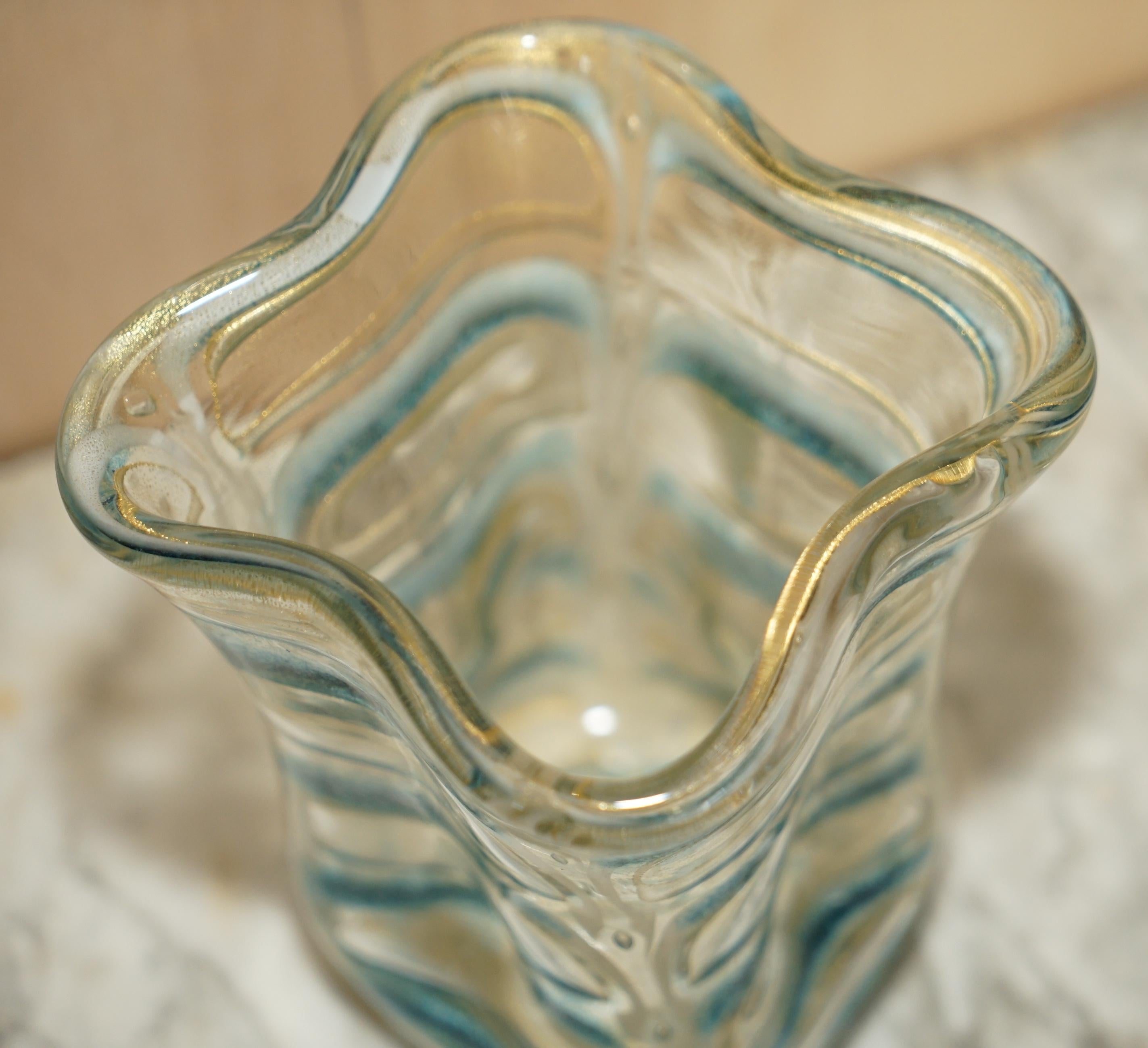 XX secolo Bellissimo vaso decorativo in vetro su misura con design arricciato in vendita