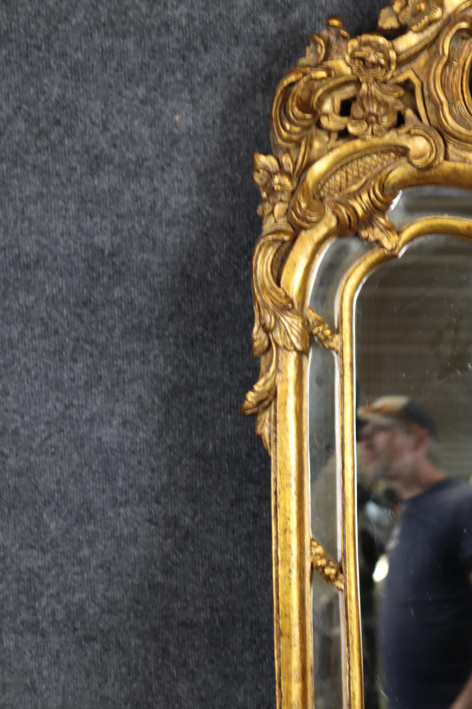 Inconnu Magnifique miroir décoratif français de style Louis XV étroit et doré en vente